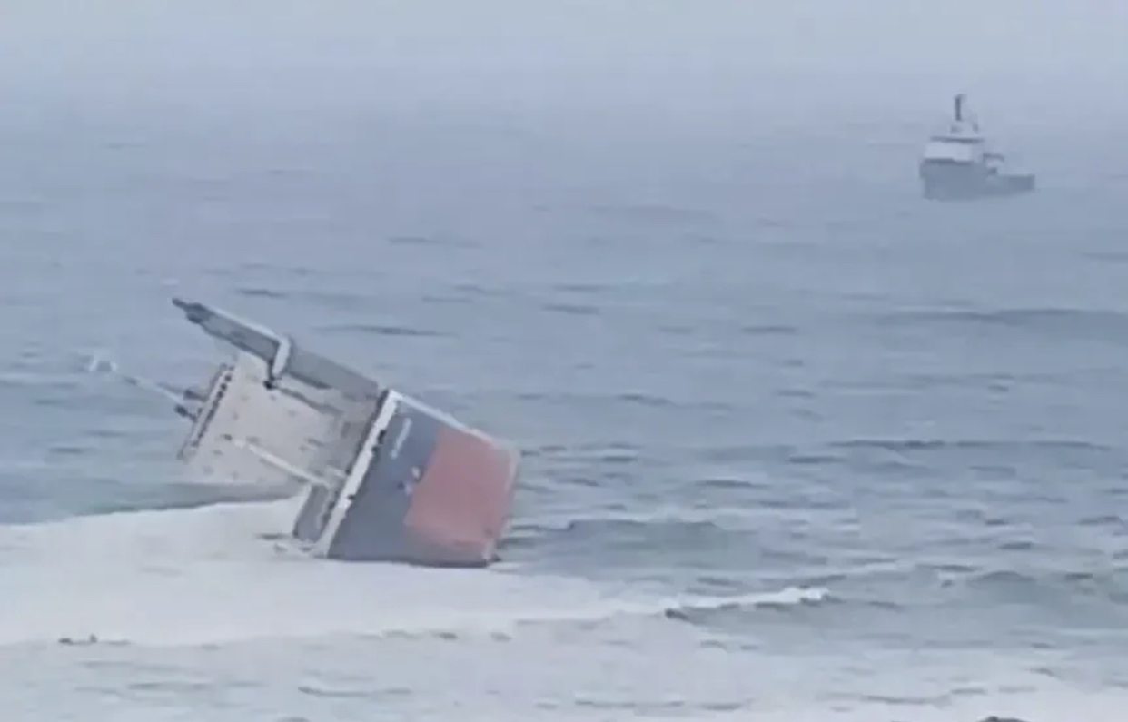 又一艘货船折在好望角,这也是大家都愿走"苏伊士运河"的缘故