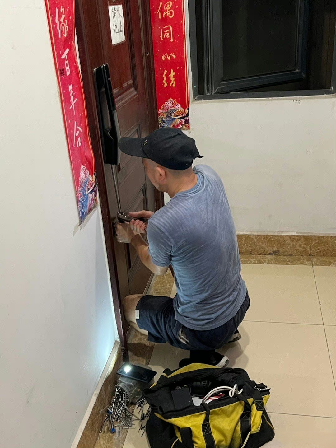 搞了半个多小时,不知道情况的邻居还以为我家这是被小偷撬锁