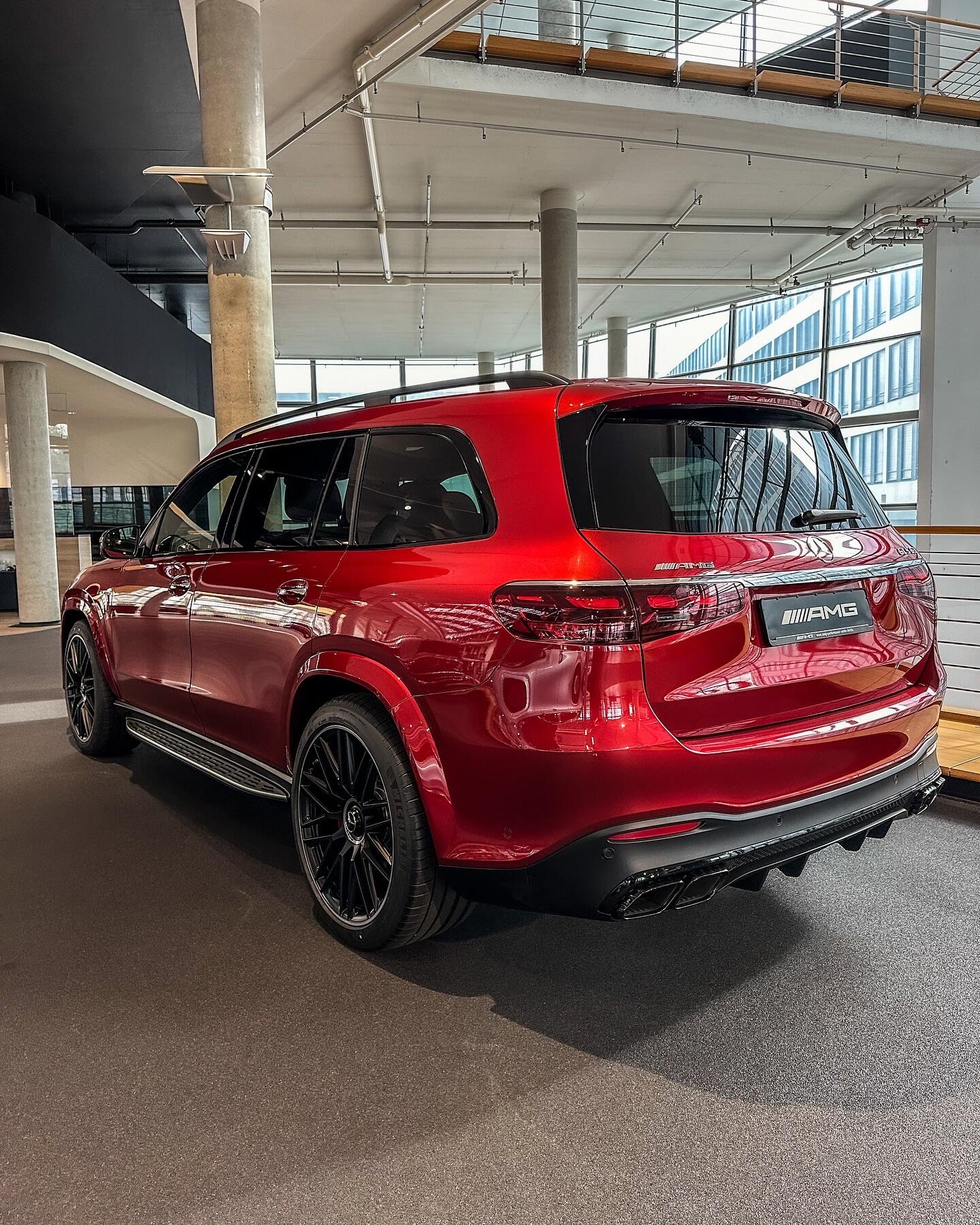40t v8 612匹马力 8座大型suv 西装暴徒