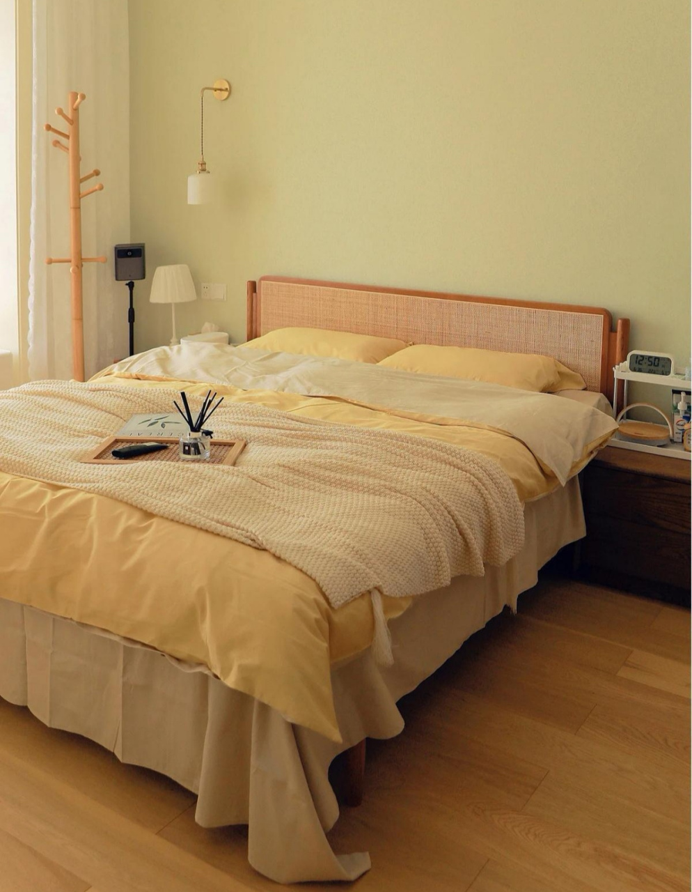 暖色系的卧室,超级治愈的颜色,这样夜晚睡觉就再也不会失眠了叭[摸头]