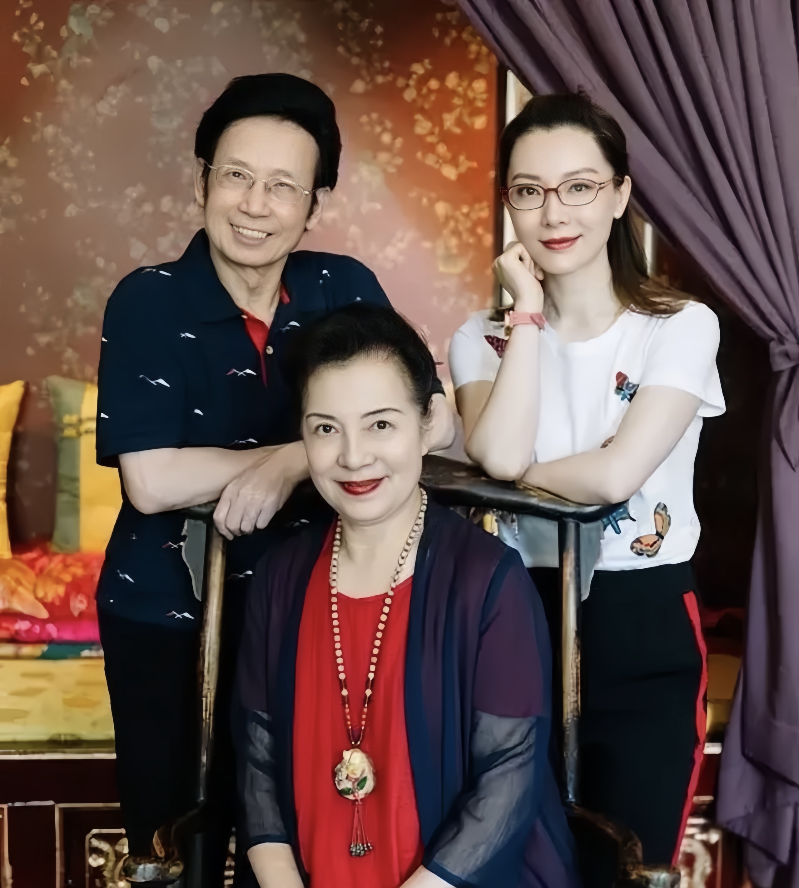 昨天47岁的陈数在社交平台,深情发文,令人意外的,不是跟老公秀恩爱,也