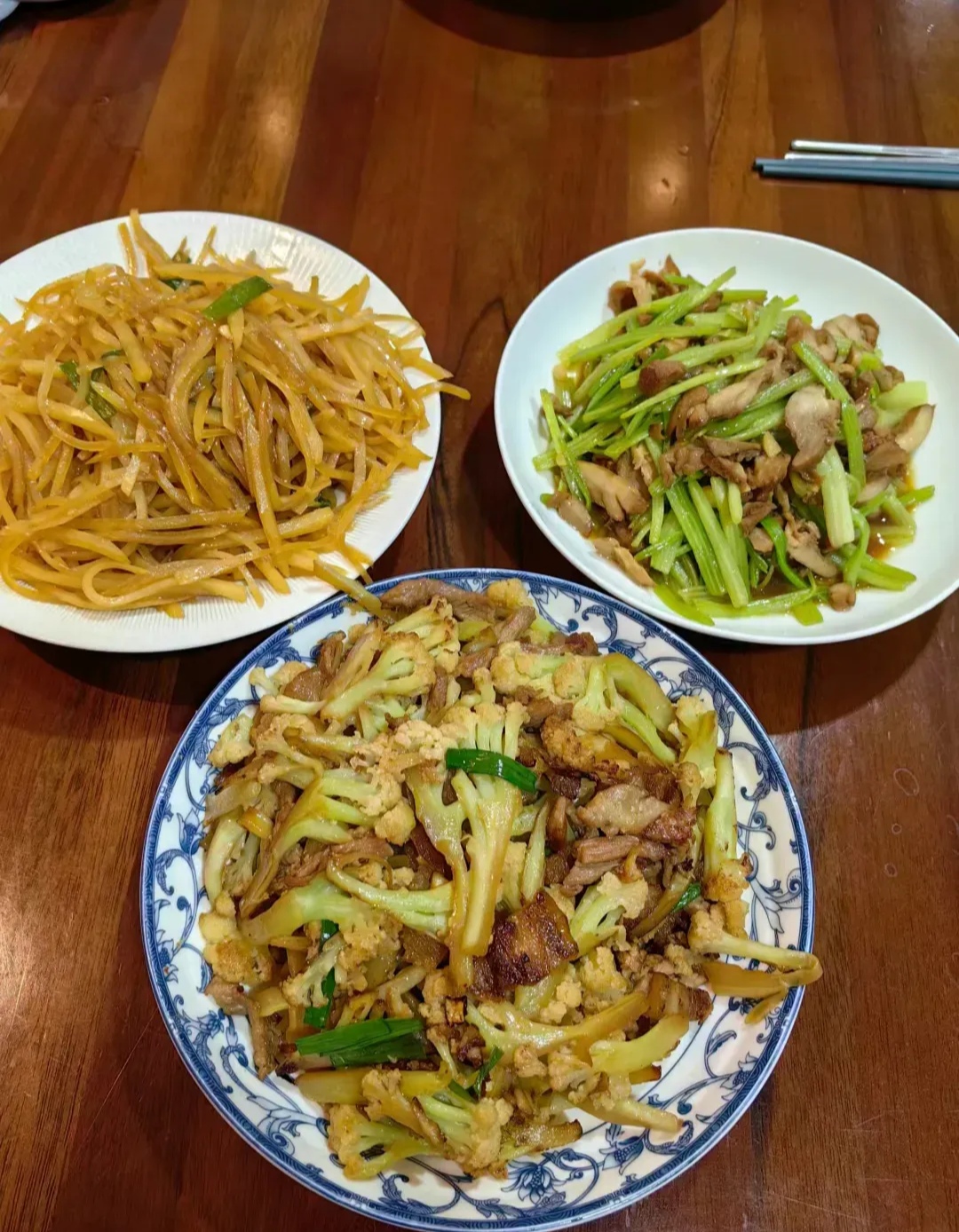 因为天气太热,他一直让我少炒点菜,我也觉得舅舅不是外人,就炒了3道菜