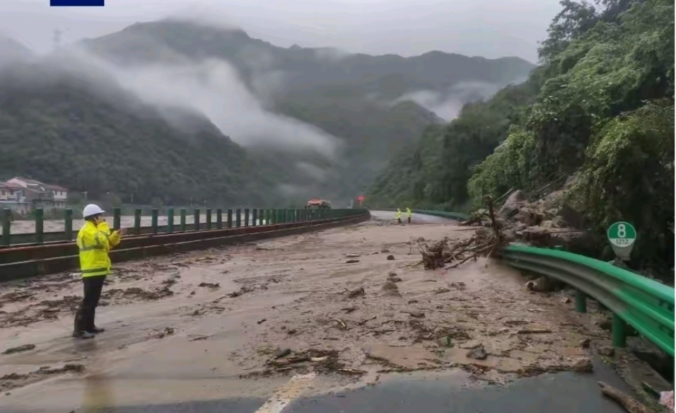 受暴雨影响,陕西安康市境内京昆高速公路西安方向1212km处发生泥石流