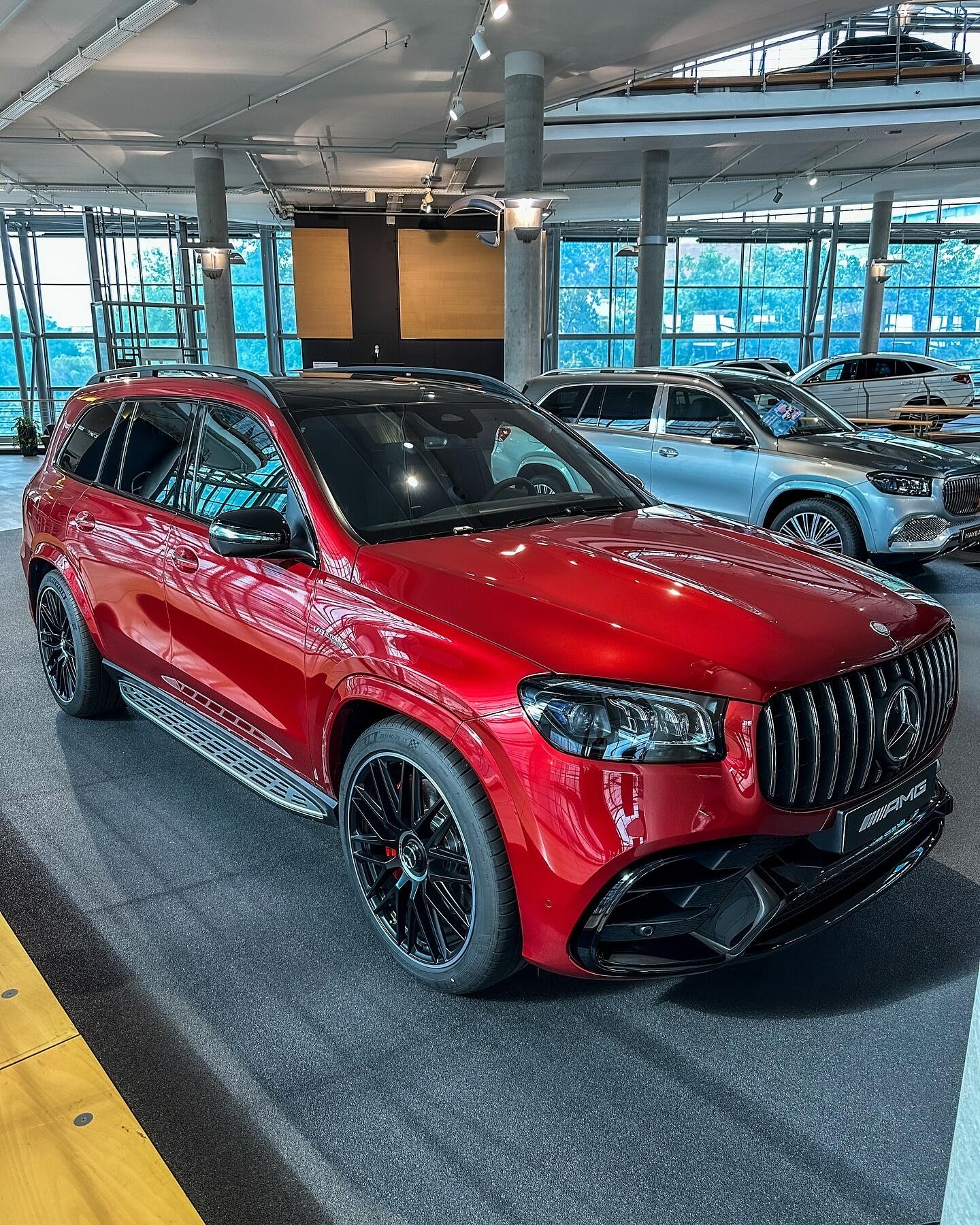 40t v8 612匹马力 8座大型suv 西装暴徒