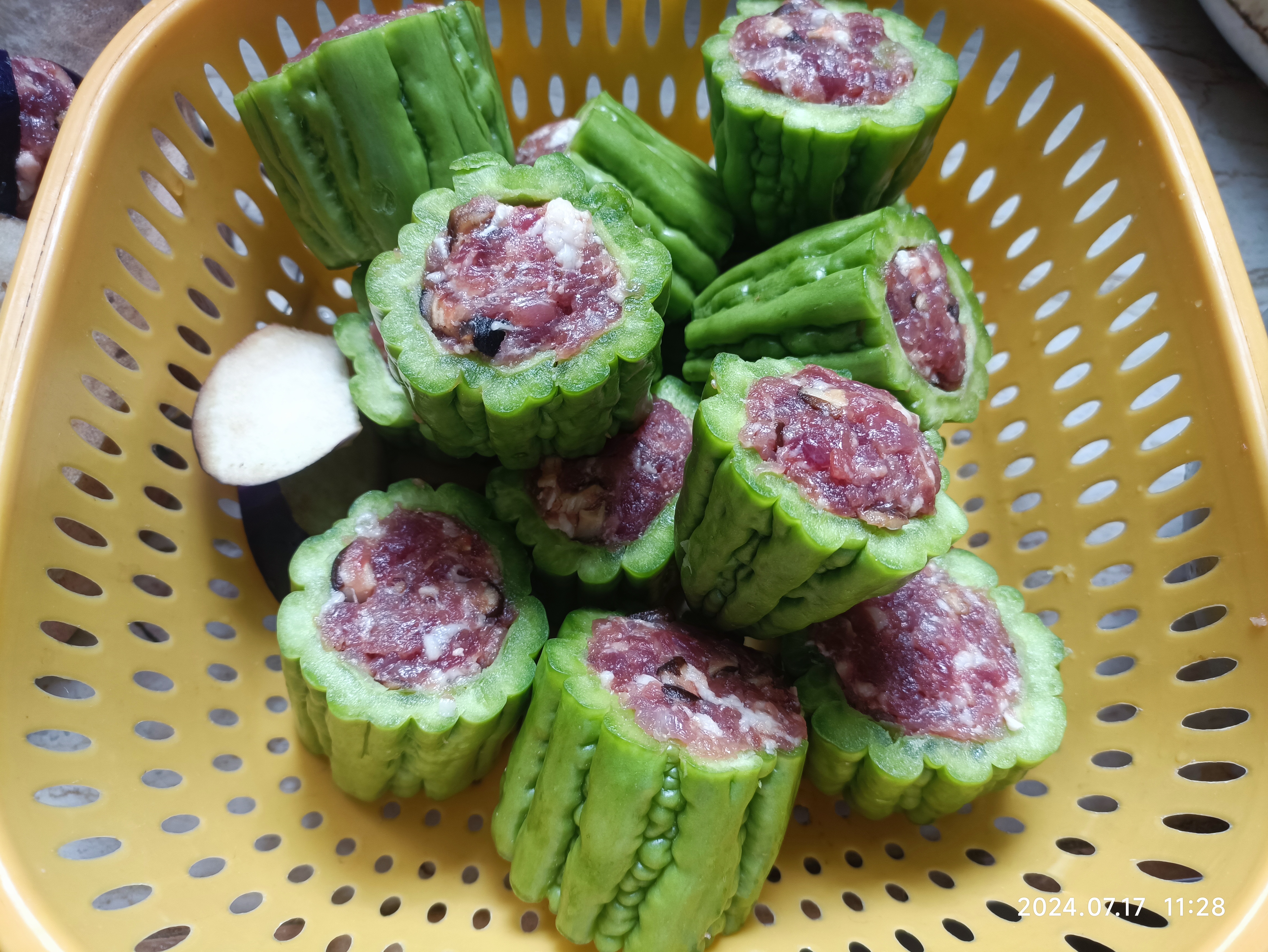 今日无事,做个家乡味道解解馋,河源客家酿苦瓜,酿茄子,用锅焖熟最好吃