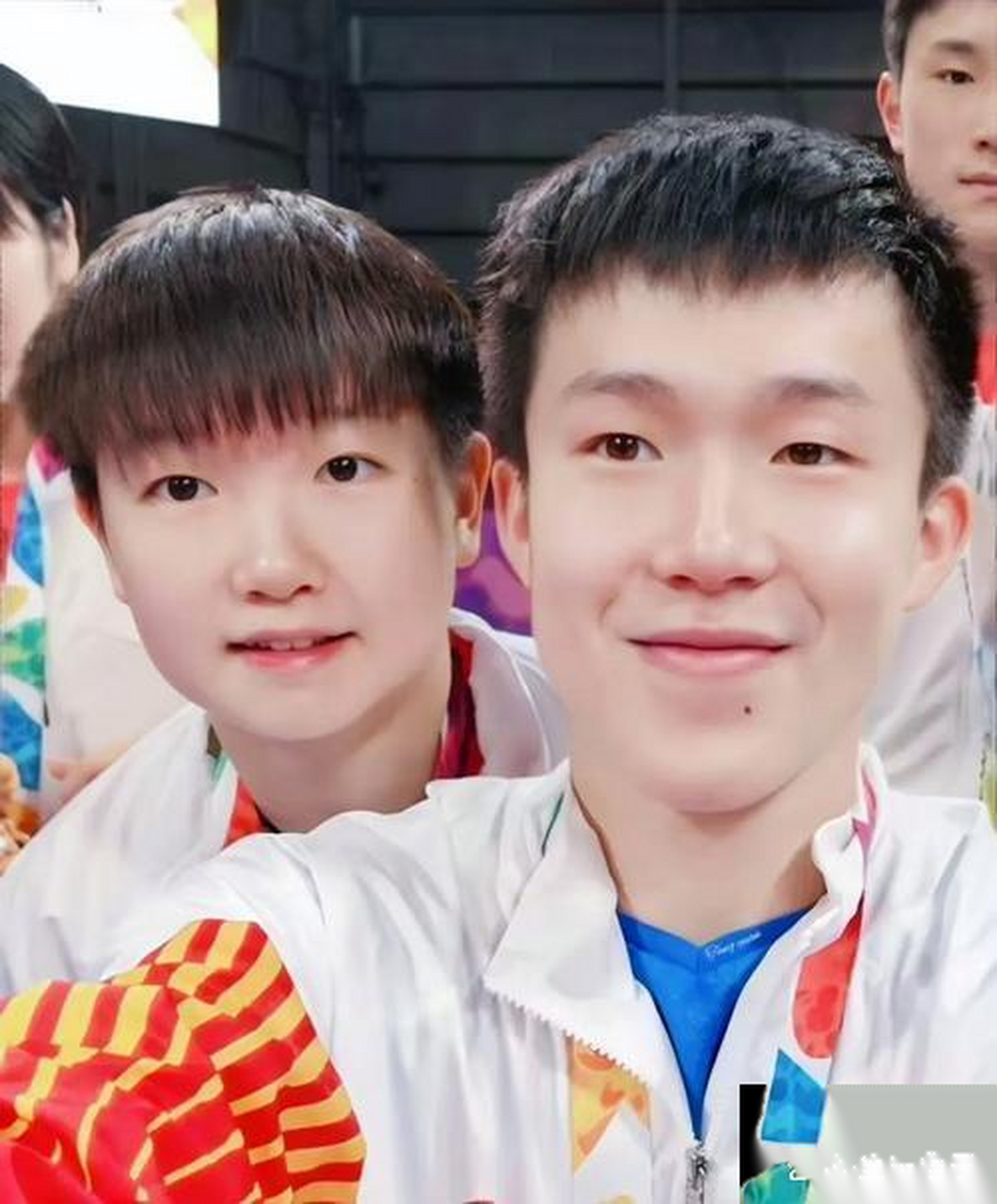 那时候,孙颖莎与王楚钦的友谊,就这么简单纯粹:可以互相拥抱,可以勾肩