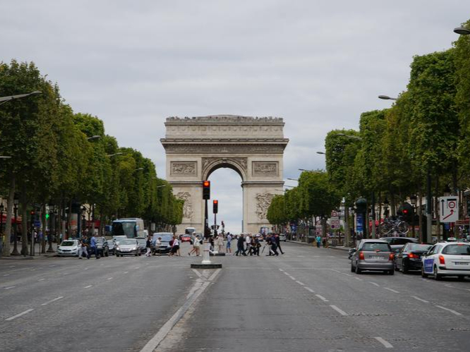 巴黎凯旋门:经过断断续续30年的建设,在1836年7月29日凯旋门落成