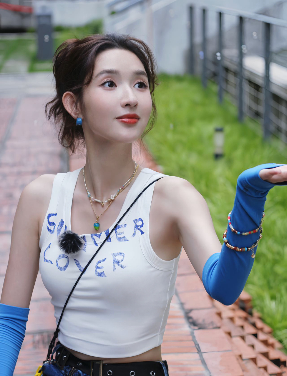 王玉雯,清新校园风,一抹甜笑如春风拂面,岁月静好,与你同在.