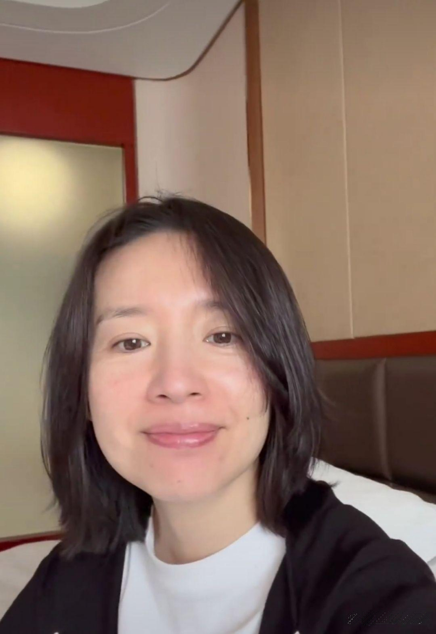 看到董洁这些素颜照,其实没有什么可奇怪的,我就欣赏这种清新自然的