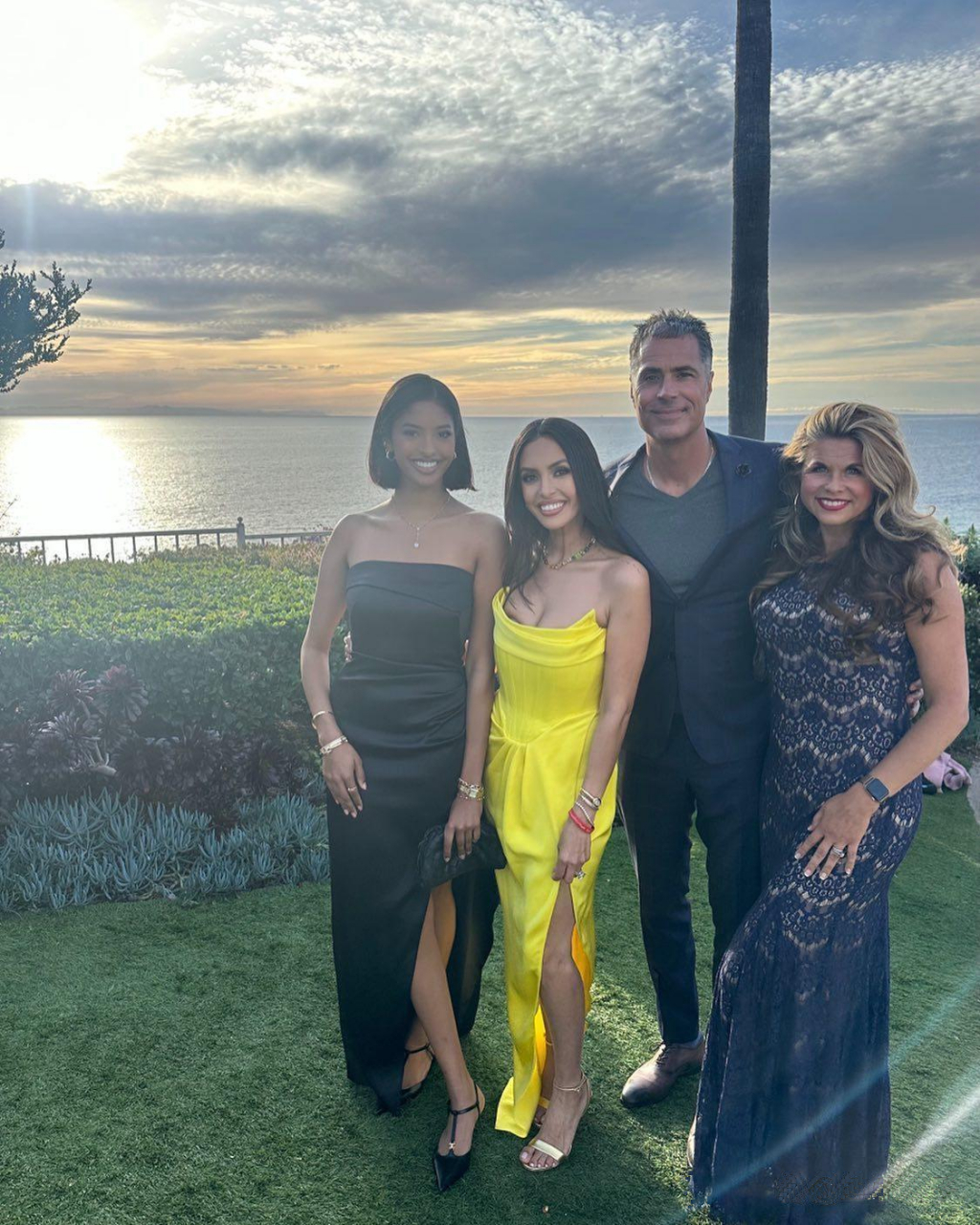 科比遗孀瓦妮莎活得很潇洒自在,频频营业,出席活动,最近带着女儿娜娜