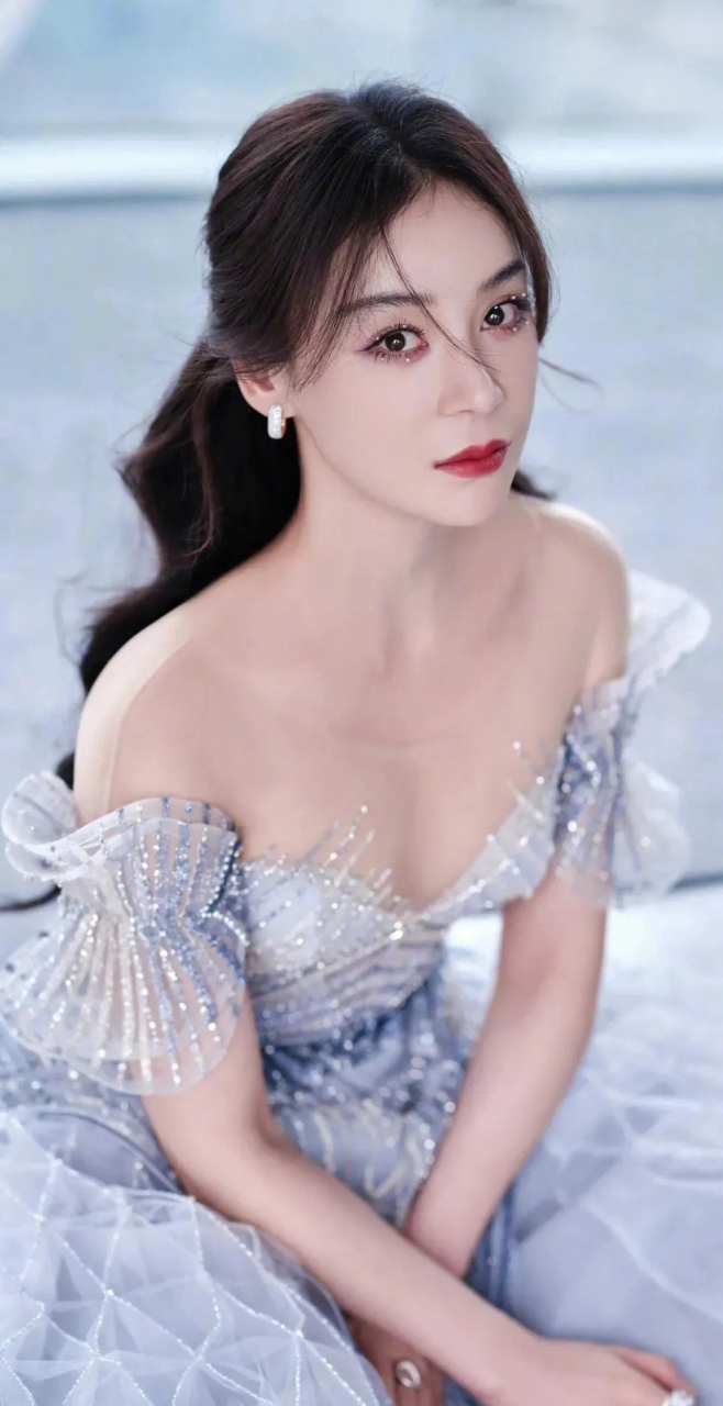 袁姗姗百变深v长裙,美艳动人