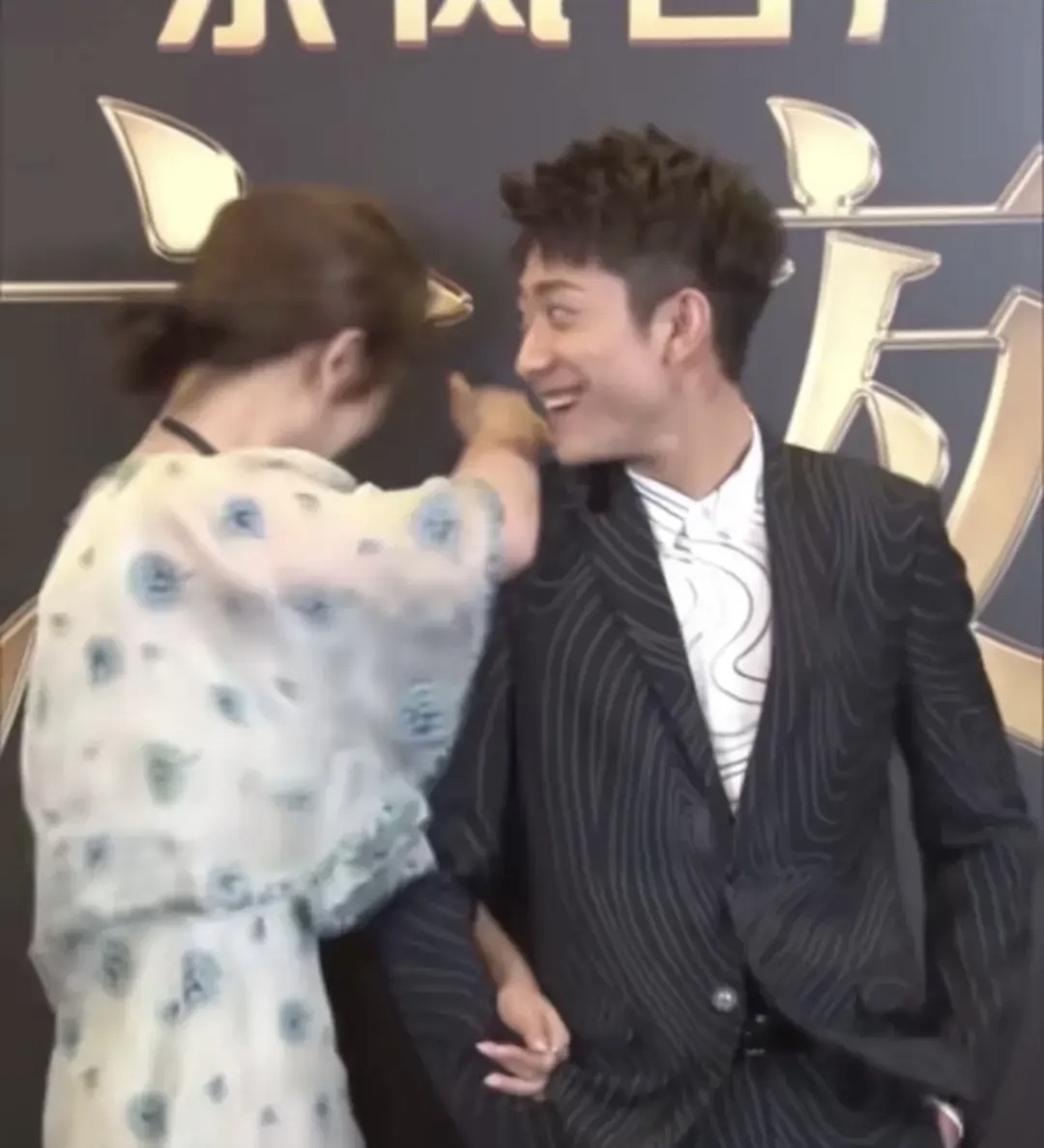 感觉张一山满眼都是杨紫[呲牙]满希望她俩个在一起的,我滋着大牙隔着