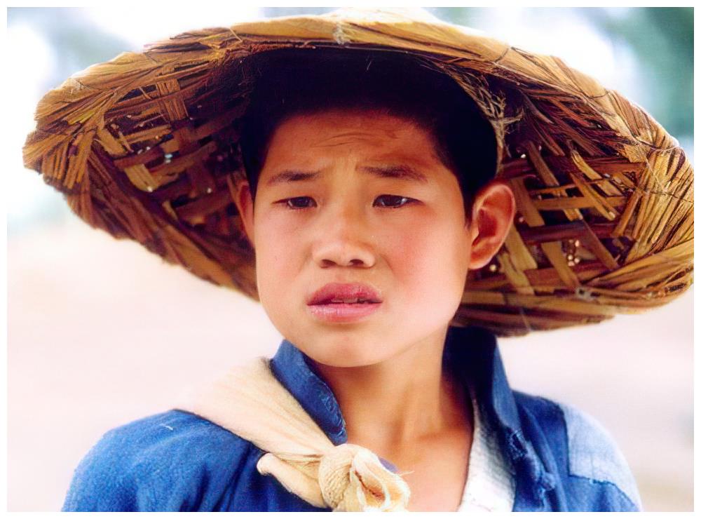 都是《小兵张嘎》主演,如今一个美得不敢认,一个彻底活成了笑话