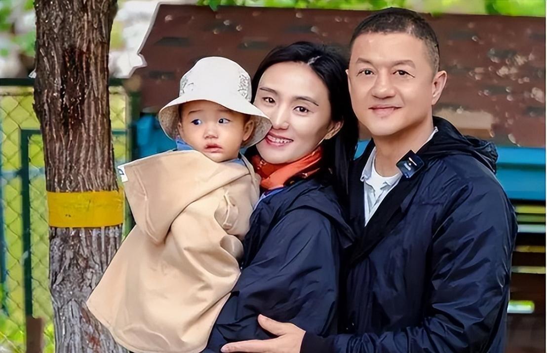 李亚鹏妻子露面直播,遭遇丈夫抵制妻子怒吼:家里都揭不开锅了!