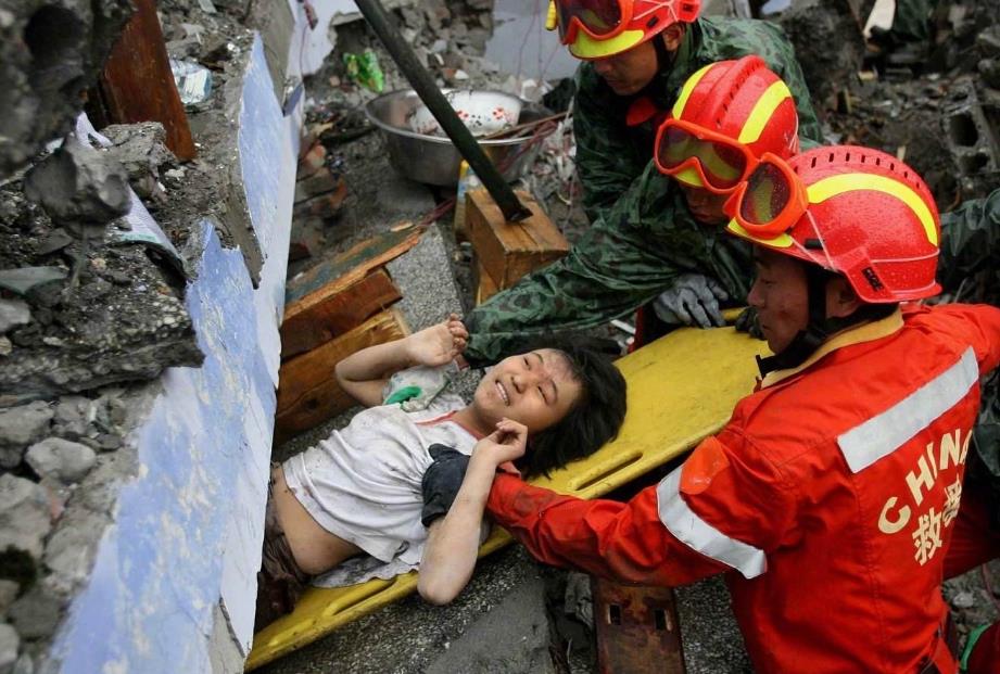 汶川大地震12岁女孩图片