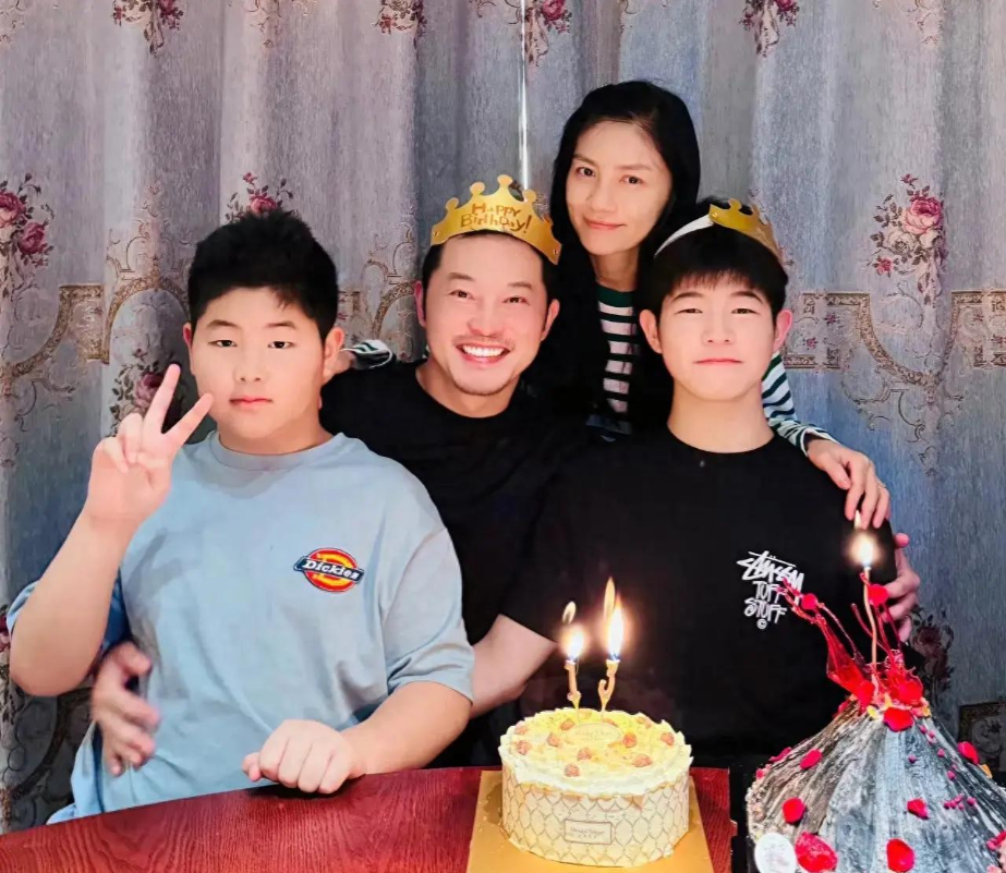 沙溢夫妇为长子庆生!75后胡可长发及腰发型好嫩,13岁安吉也帅翻