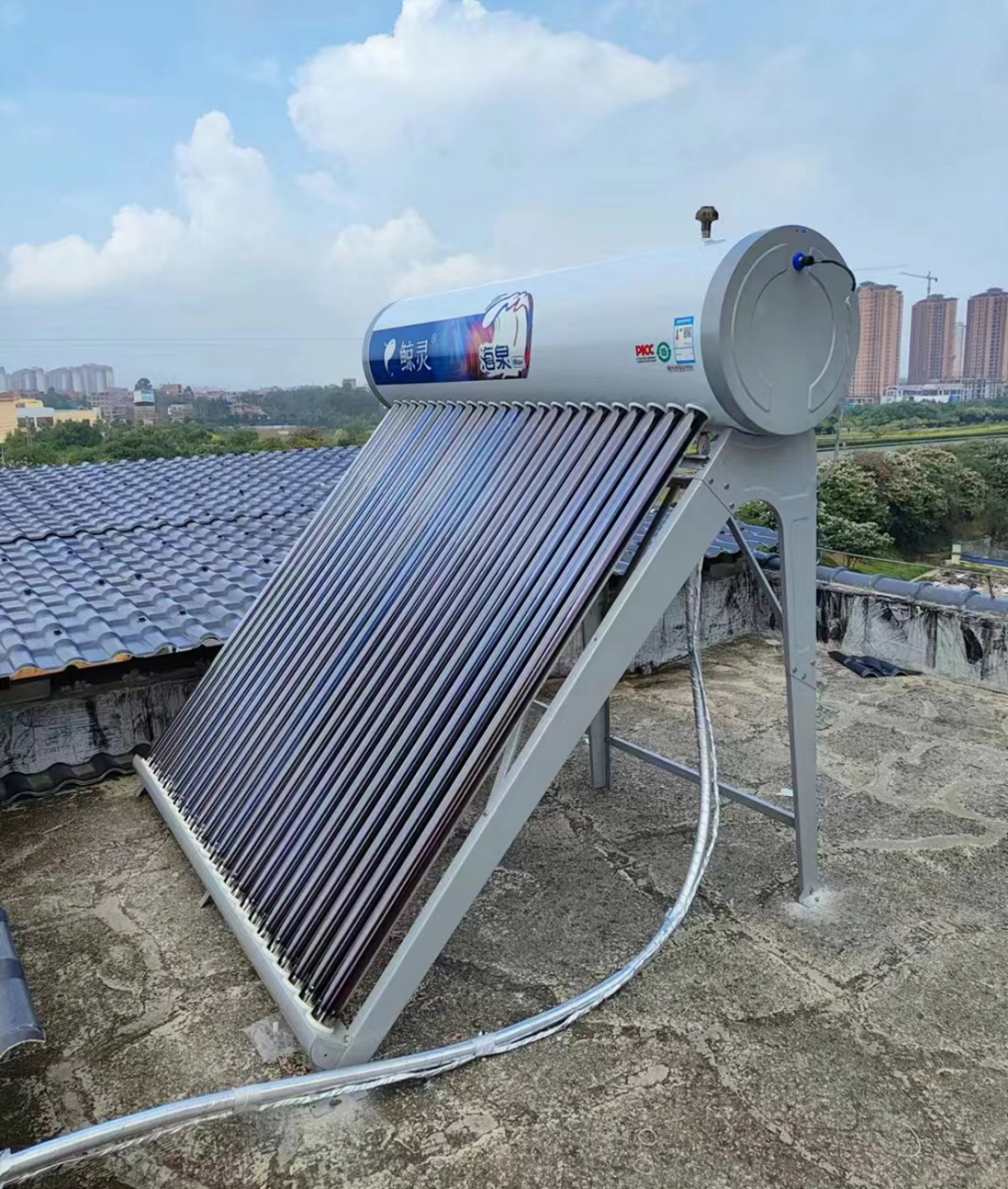 我家里当初图省电,就安装了太阳能热水器,因为在顶楼,常年基本可以