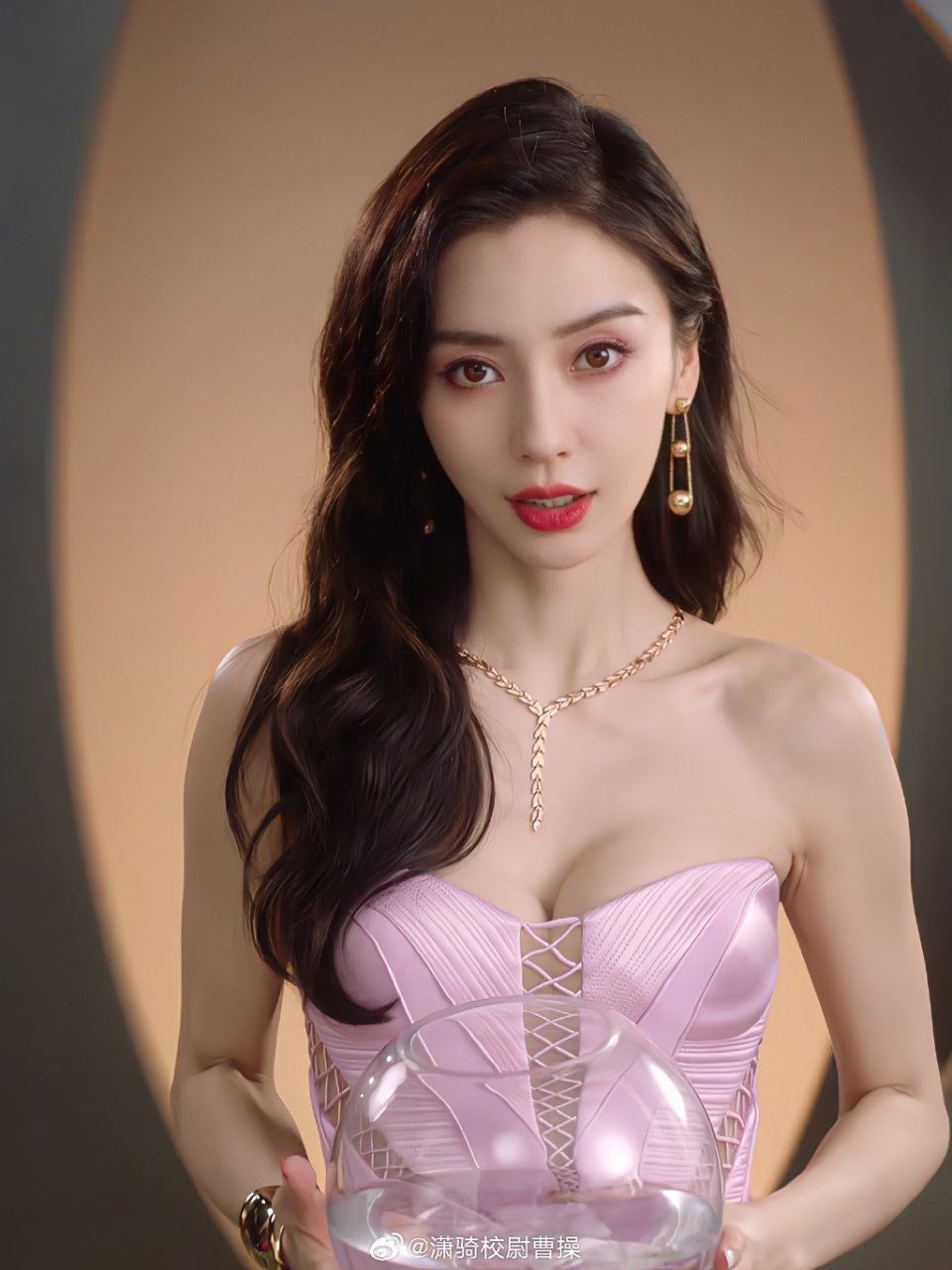 angelababy这套《精彩ok》有发带的就这两张[允悲]剩下凑数的的都是