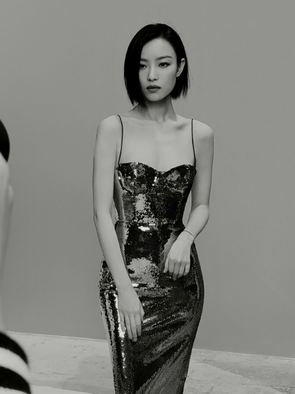 倪妮晒黑白写真,穿吊带亮片礼服裙氛围感拉满,气场成熟有魅力