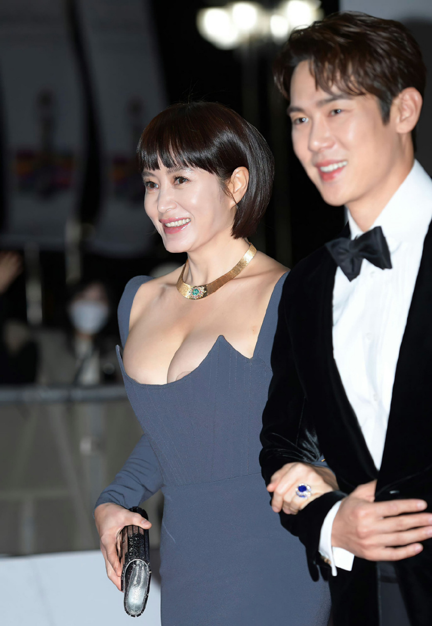 韩国演员金惠秀红毯造型