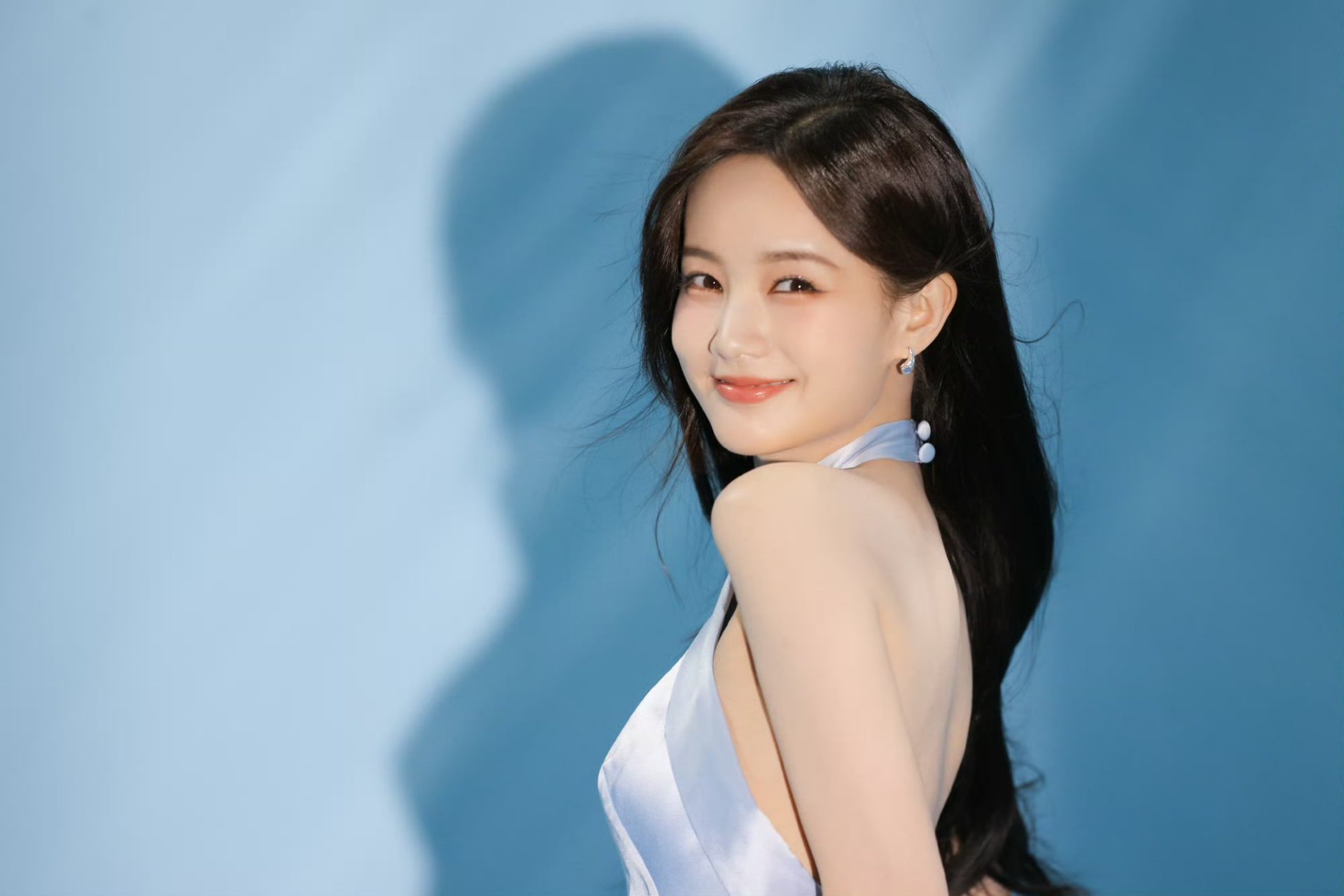 李一桐的浅蓝色裙装,清新优雅.