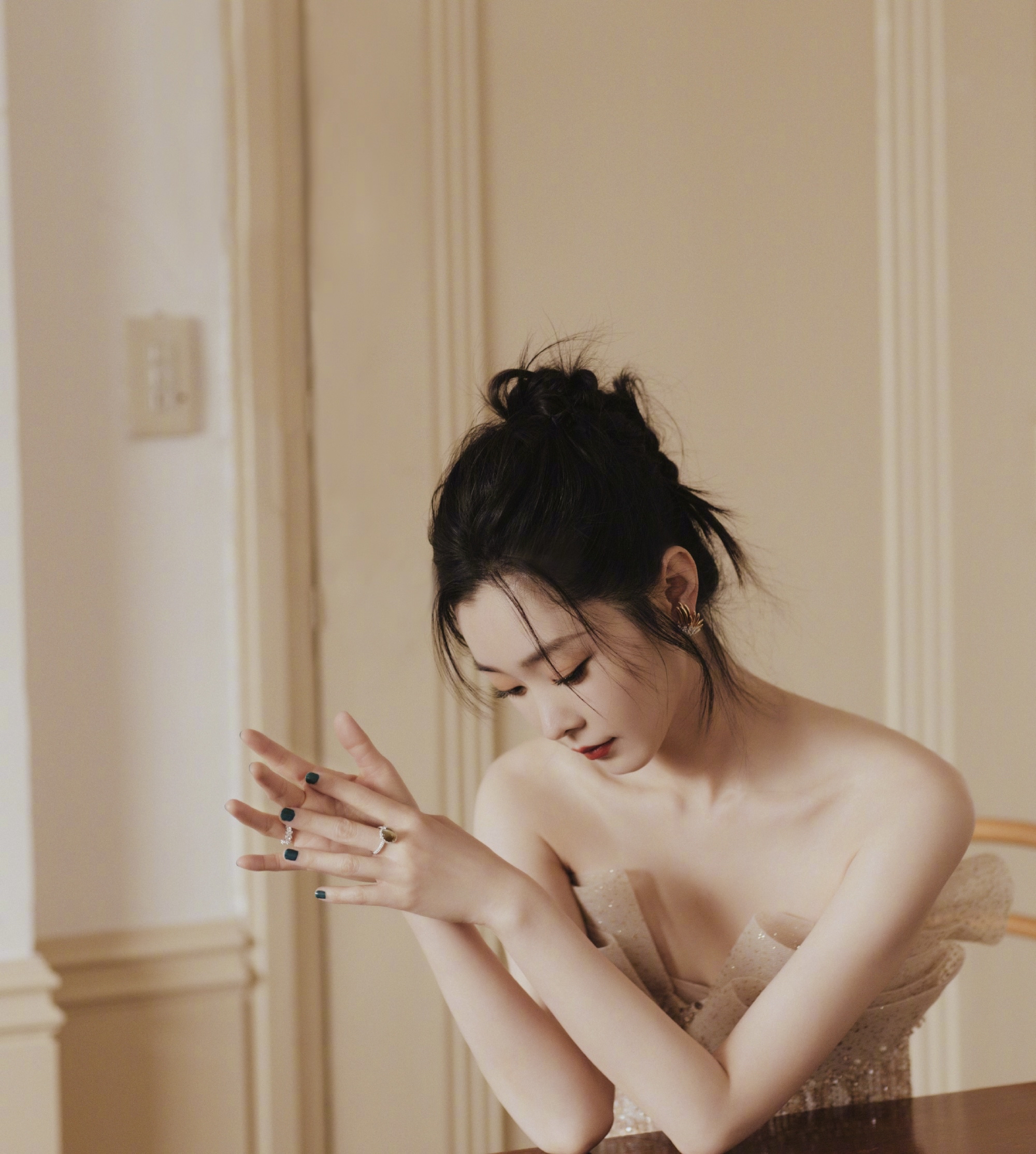 宋轶裸色系抹胸亮片裙写真,妩媚又迷人