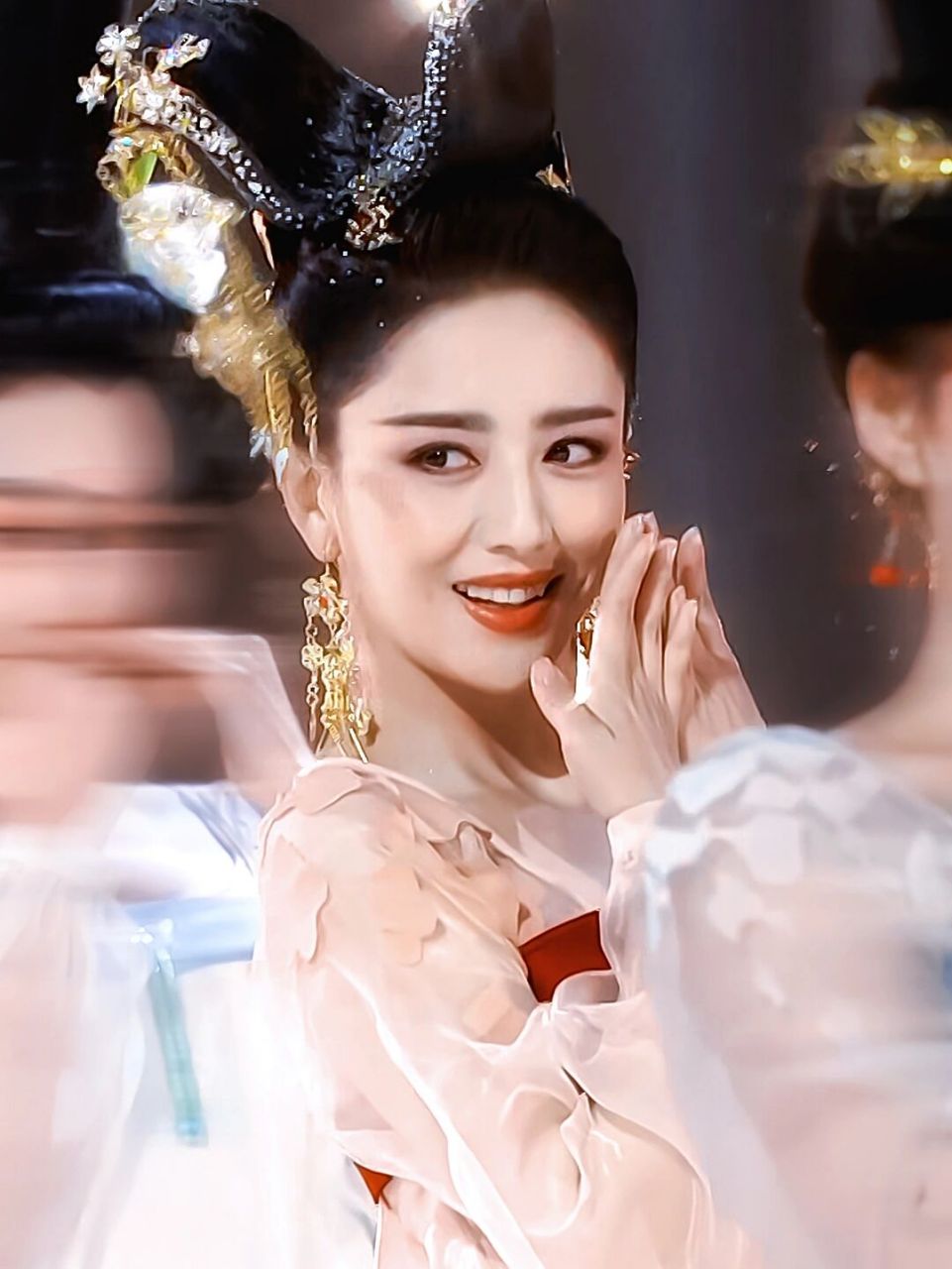 佟丽娅穿古装在舞台上"发光发热"