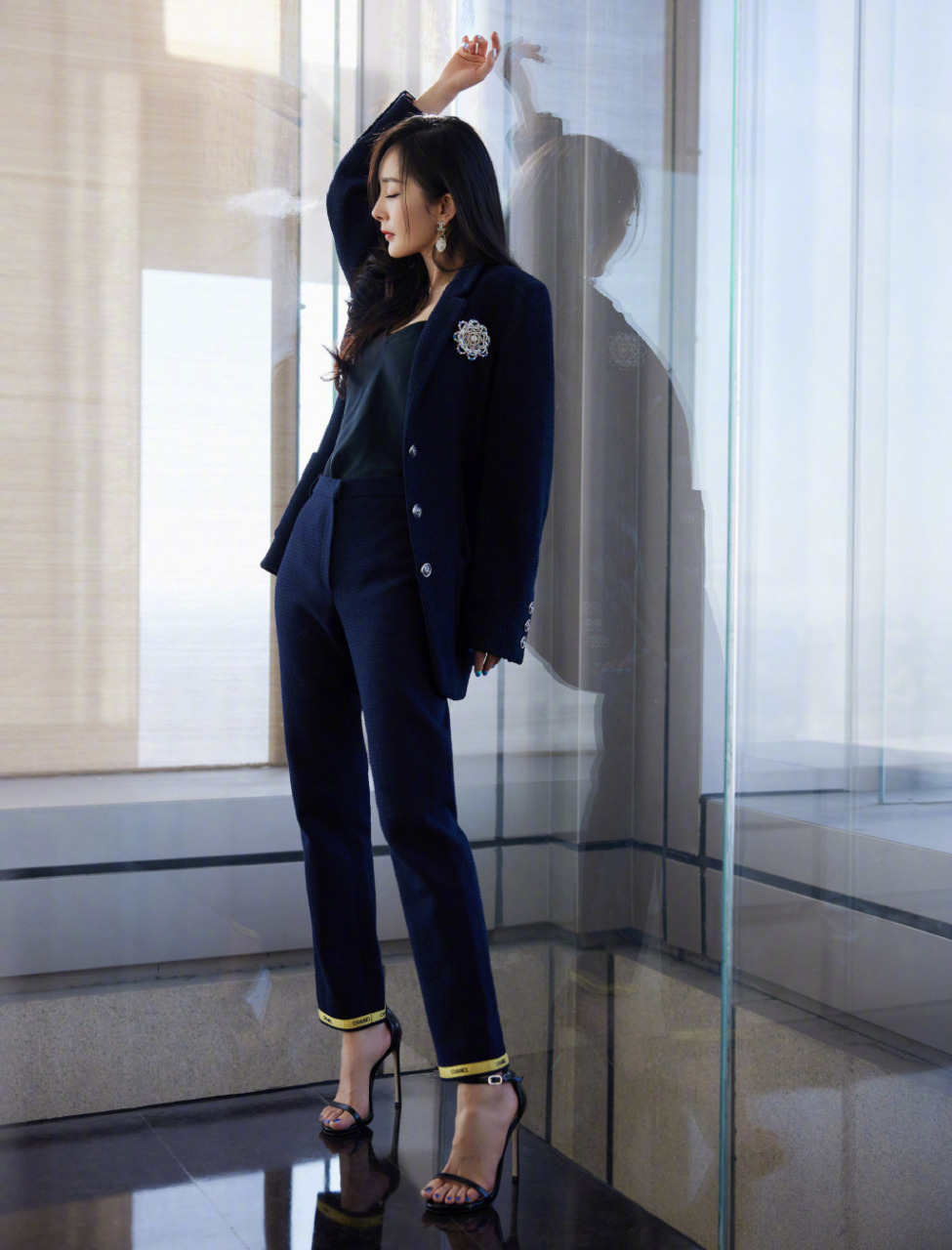 这个图片是杨幂2021年电影《刺杀小说家》