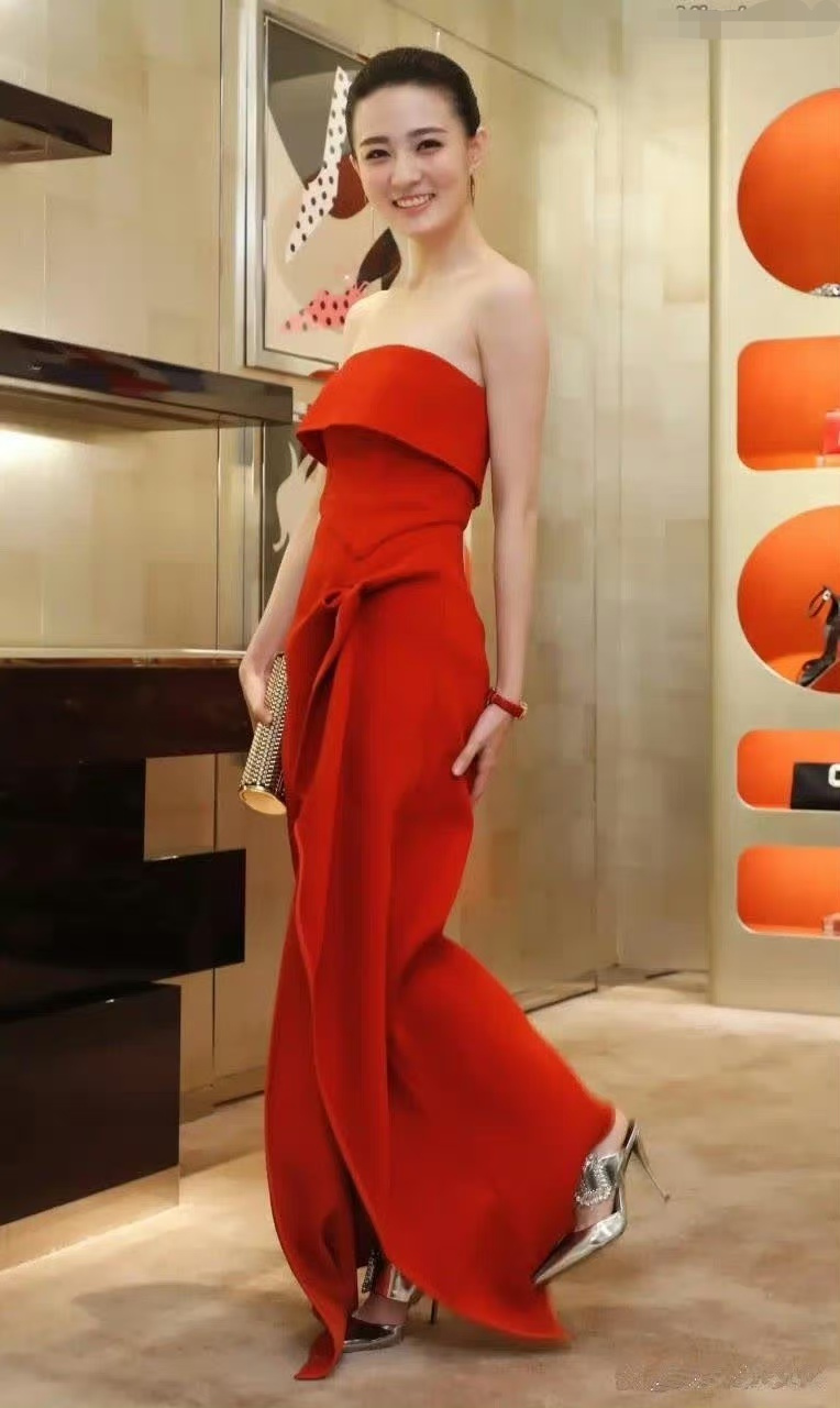 徐璐红色开叉长裙写真