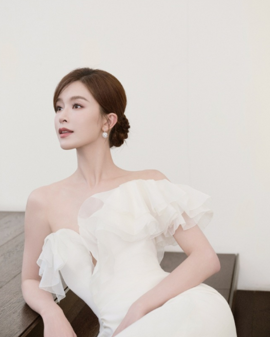 文咏珊这白色礼服 ,气质是真的好!
