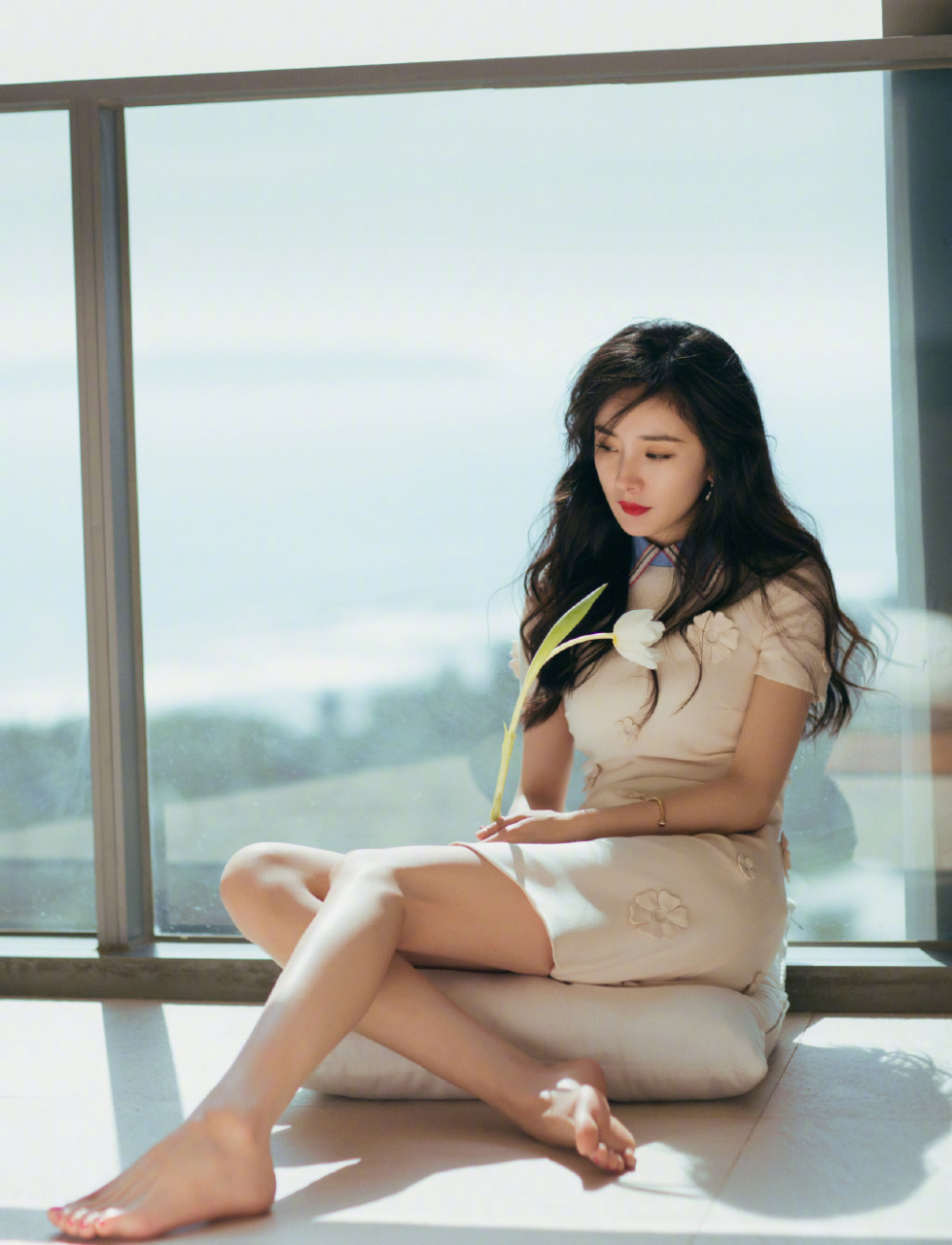 图片来自杨幂2018年受邀出席雅诗兰黛海南三亚点的品牌活动