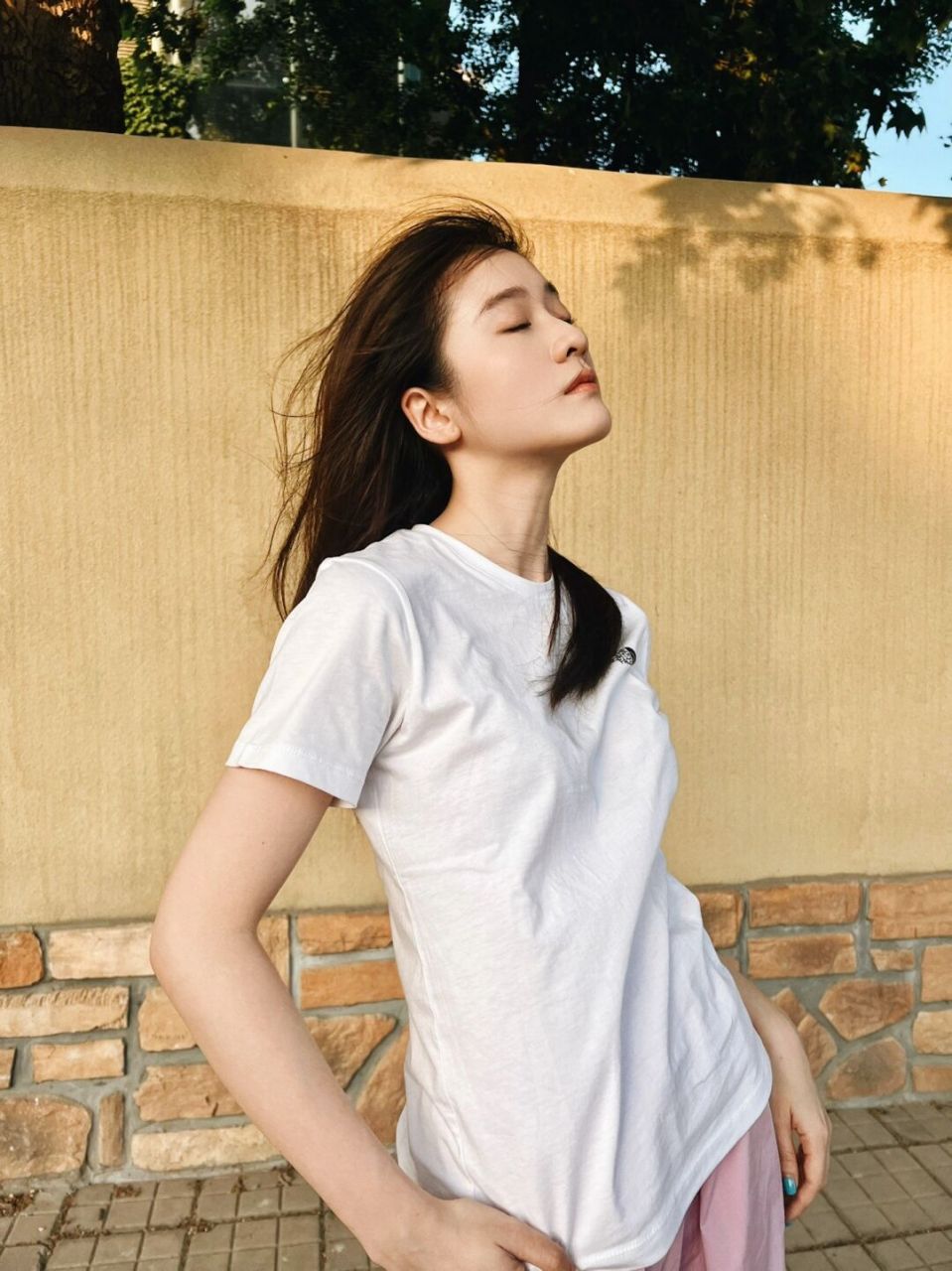 张雪迎社交媒体低调晒照,穿搭简单休闲