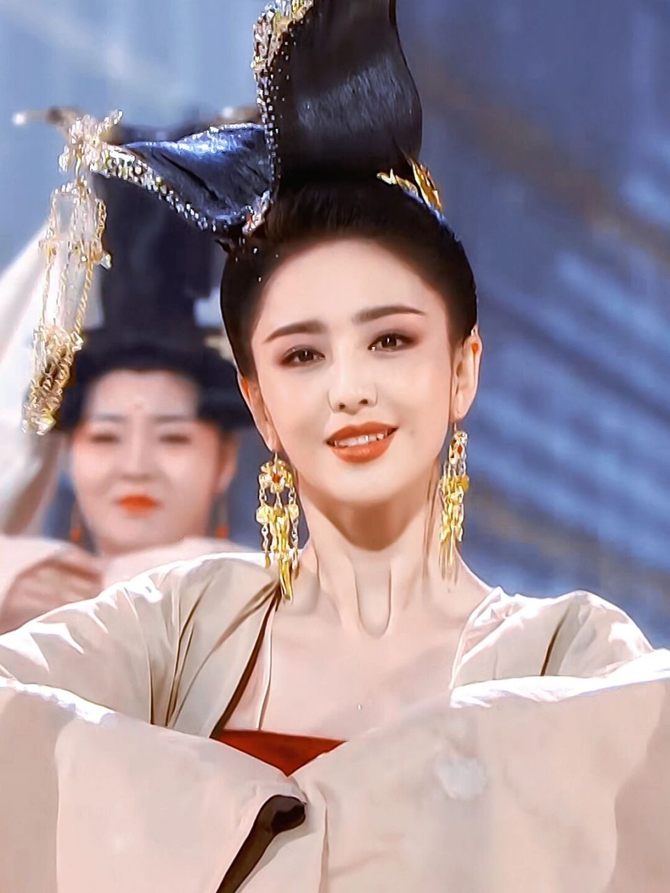 佟丽娅穿古装在舞台上"发光发热"
