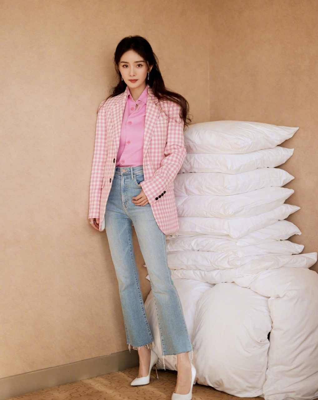 杨幂,粉色格子西服搭配牛仔裤,白色高跟鞋更显气质!
