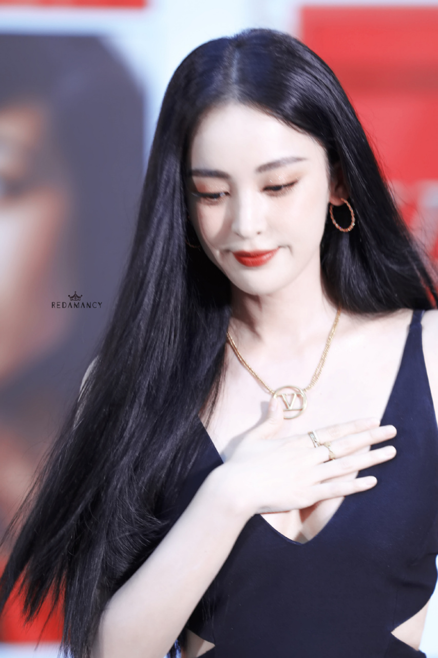 视频来自娜扎2021年三亚国际免税城出席valentino美妆免税店开业活动