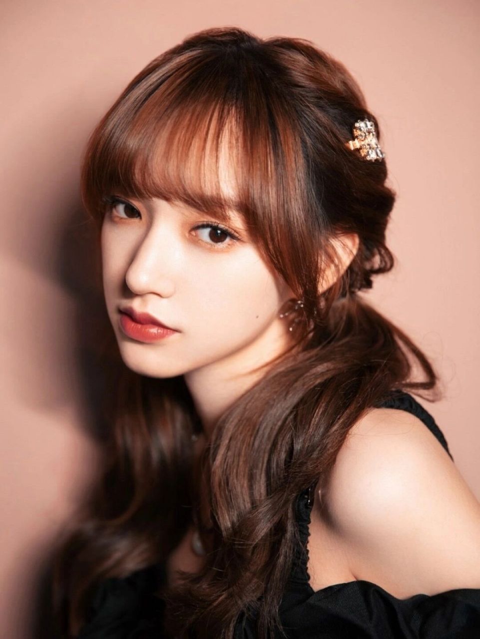 程潇扎双马尾穿露肩连衣裙,甜美不失女人味