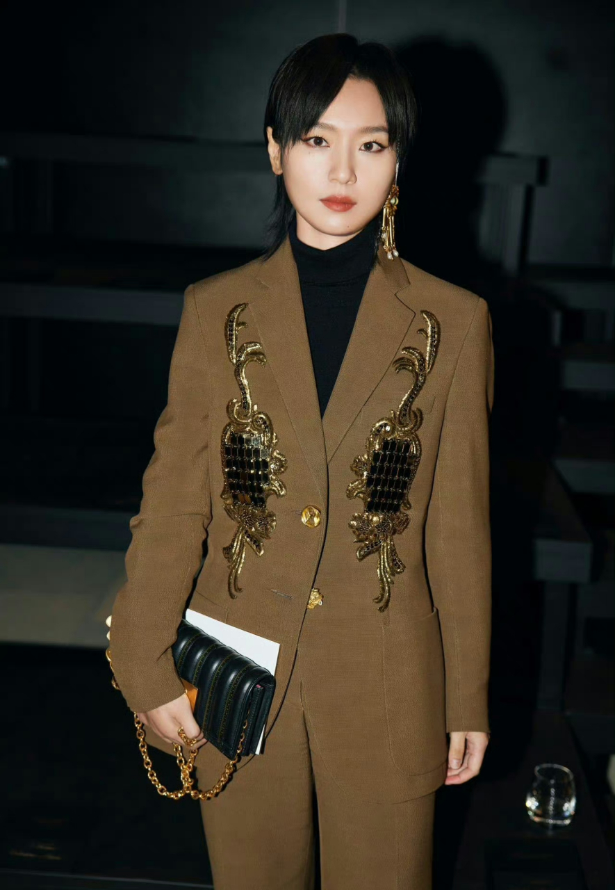 周笔畅的棕色西服.