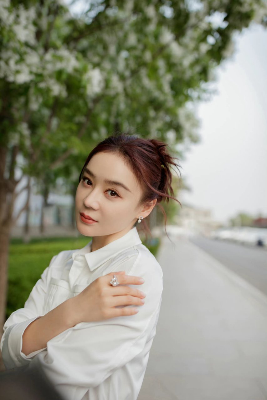 袁姗姗的白色穿搭,优雅清纯还有不少的干练.