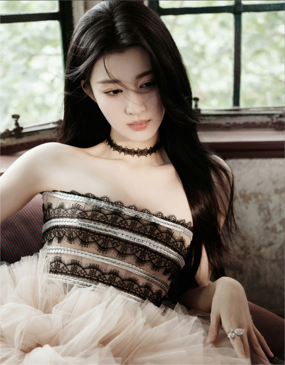 王楚然太漂亮了,穿抹胸裙秀大长腿,肤白貌美颜值高