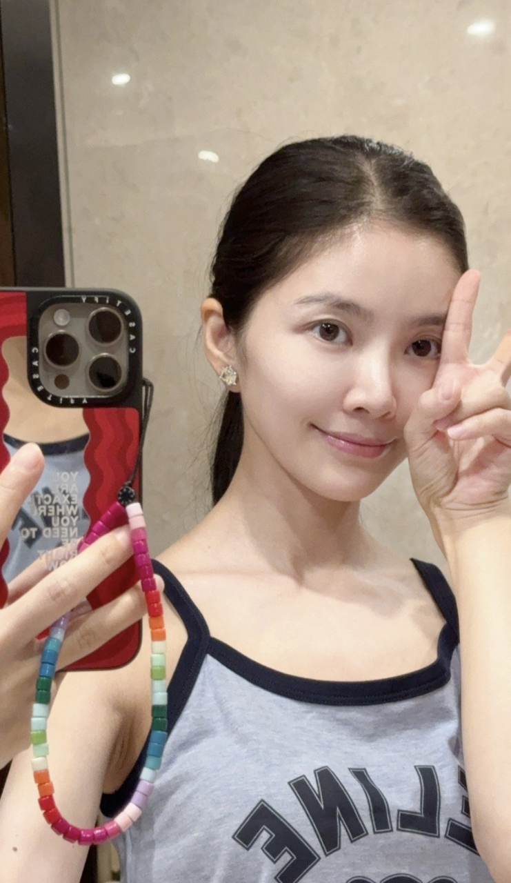 杜淳老婆王灿晒素颜,皮肤状态好