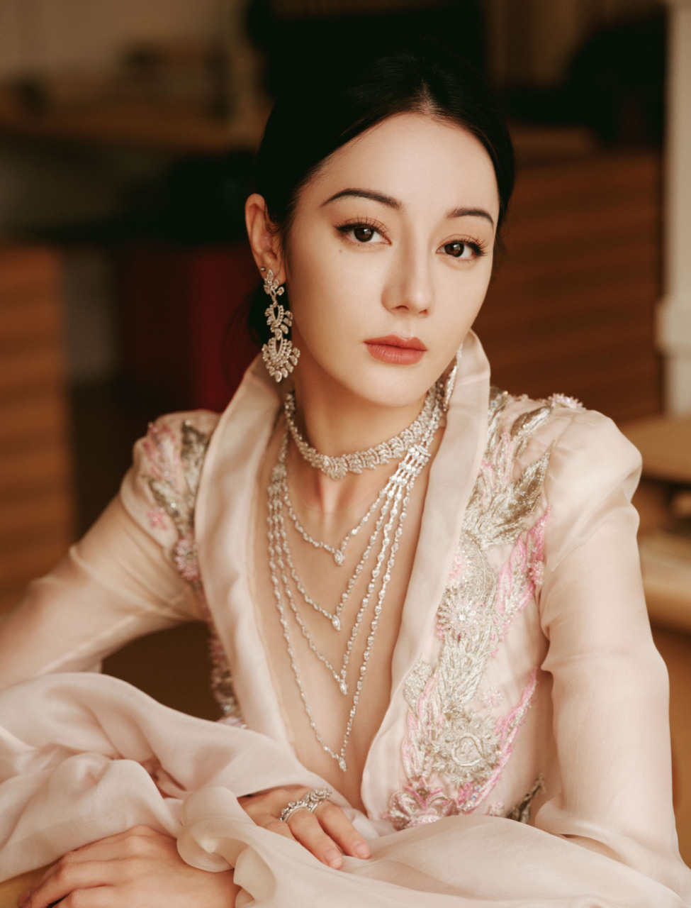 迪丽热巴第二套温婉大气热巴vogue盛典内场造型