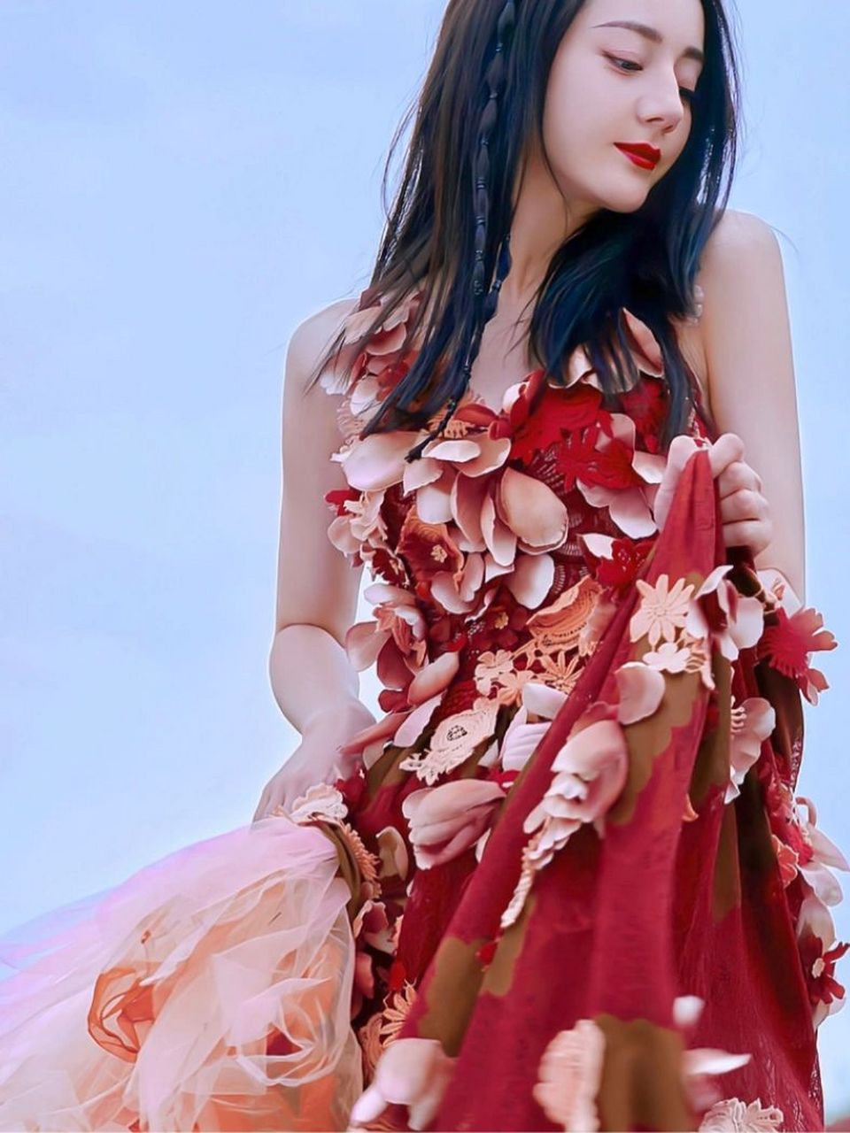迪丽热巴穿花瓣礼服裙真的"美绝了"