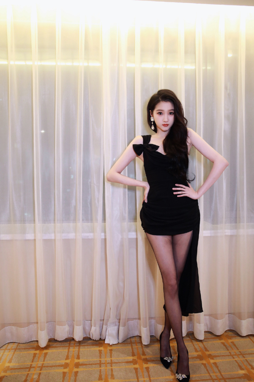 华晨宇关晓彤跳queencard就晓彤这黑丝美腿