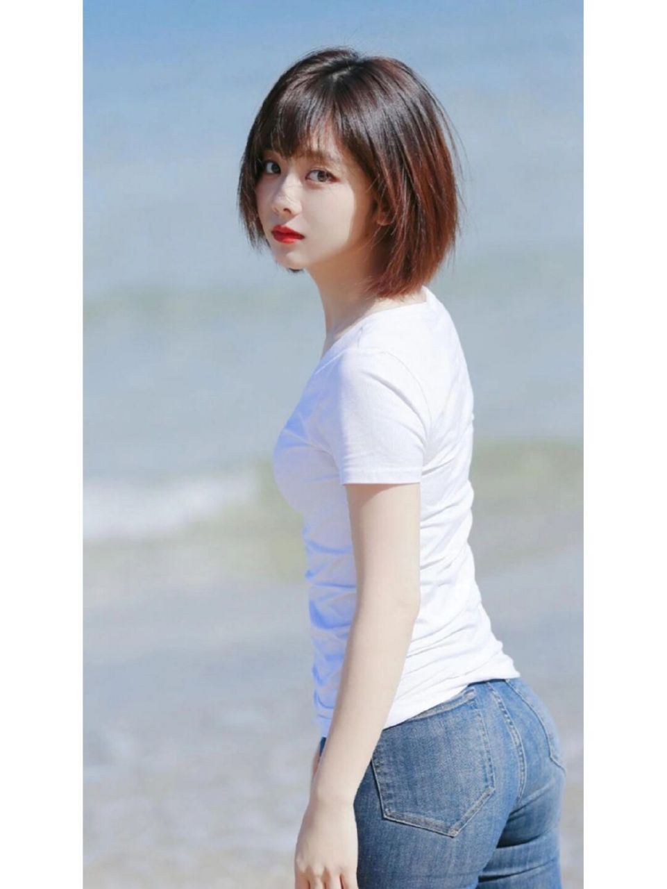 谭松韵海边晒照