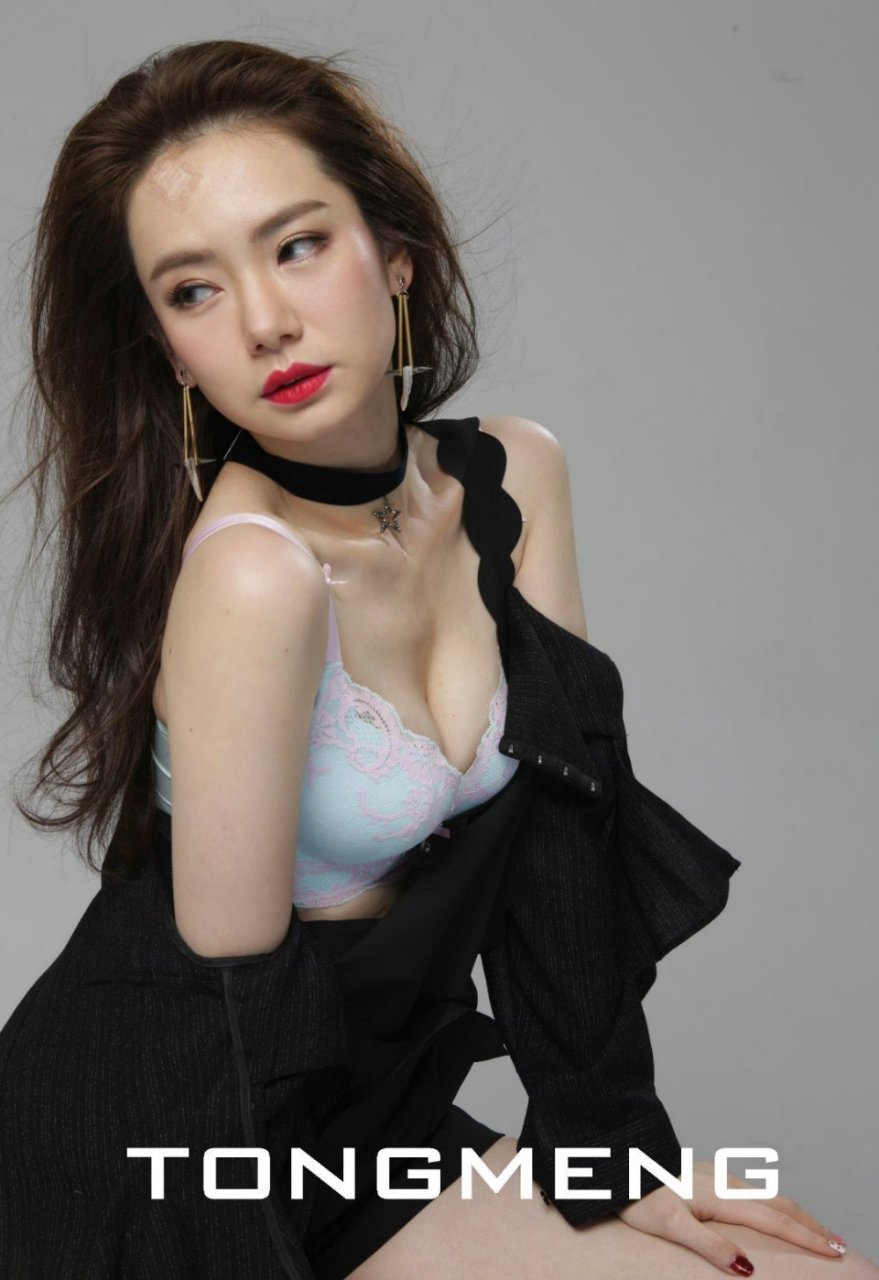 李承铉连续九年庆祝结婚周年戚薇"finelycup梵尔卡波"内衣代言宣传照