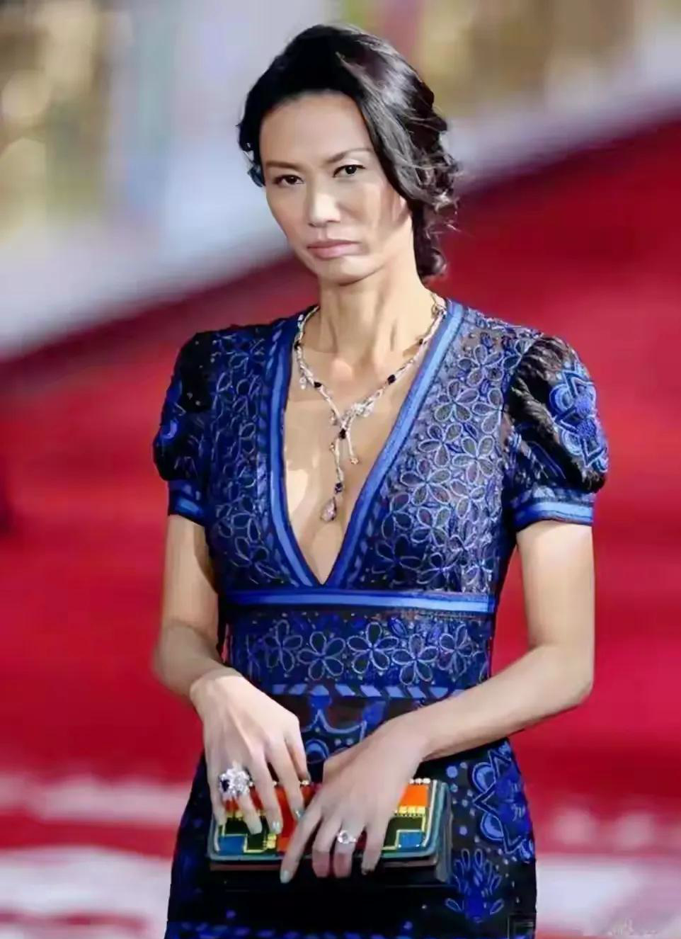 这个女人是我高攀不起的  她面相凶狠,眼神犀利  气场强大,无人敢惹