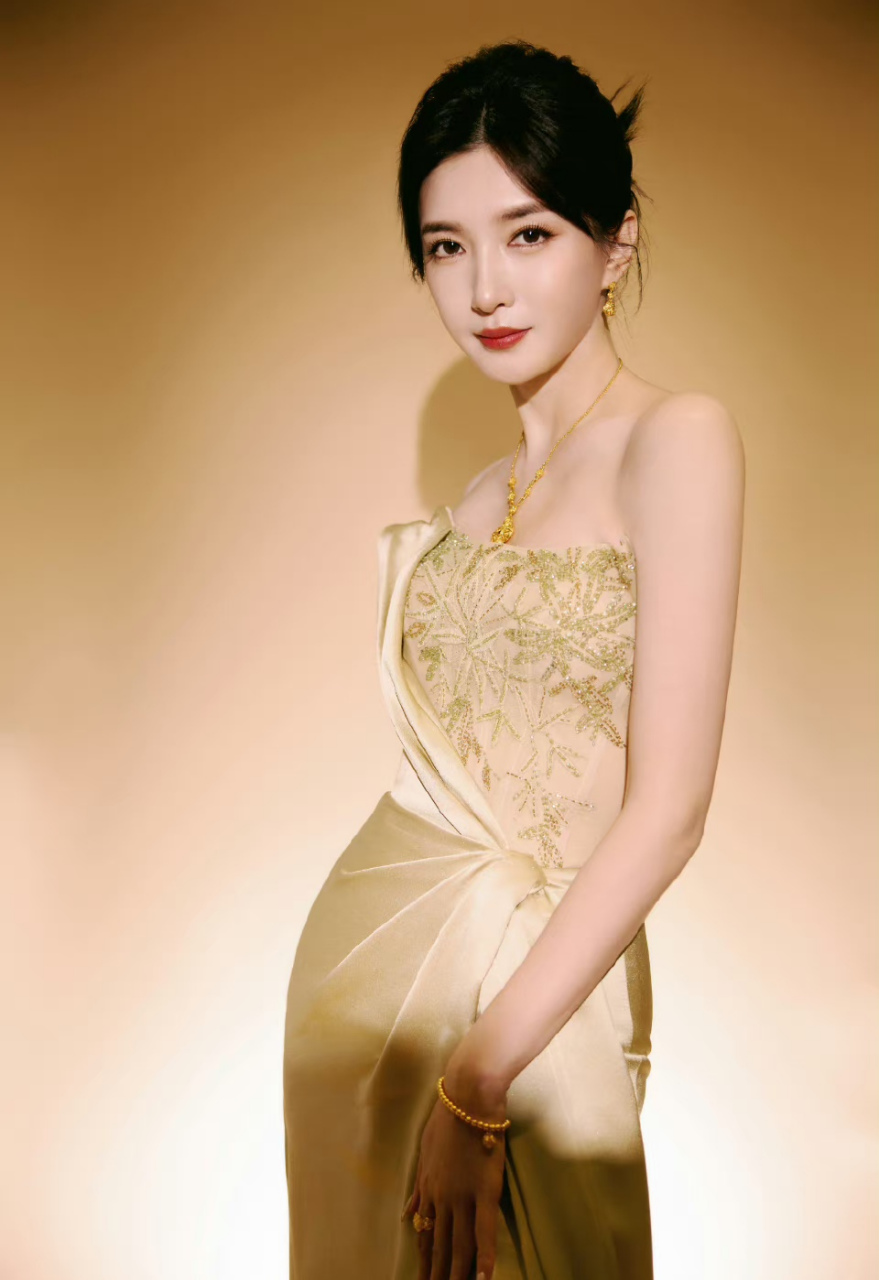 江疏影低胸长裙大赏