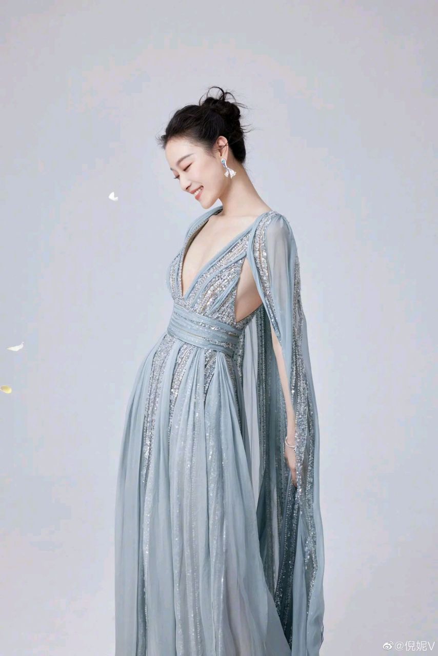 倪妮穿蓝色深v领礼服裙优雅又性感