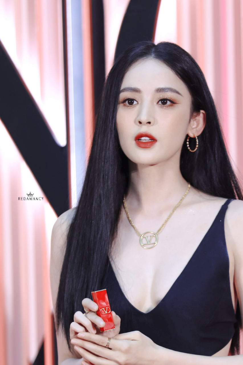 视频来自娜扎2021年三亚国际免税城出席valentino美妆免税店开业活动