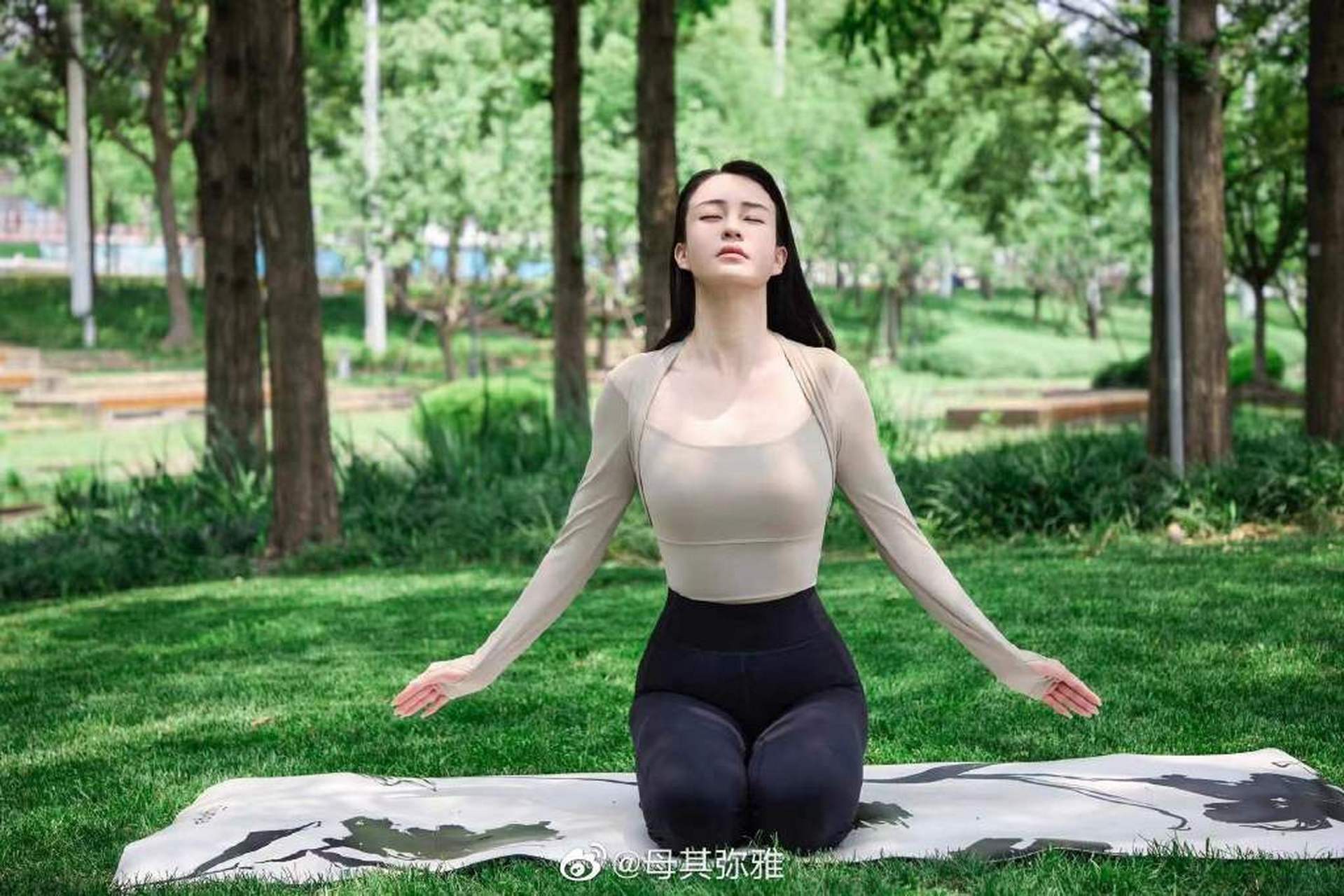 演员母其弥雅瑜伽照片